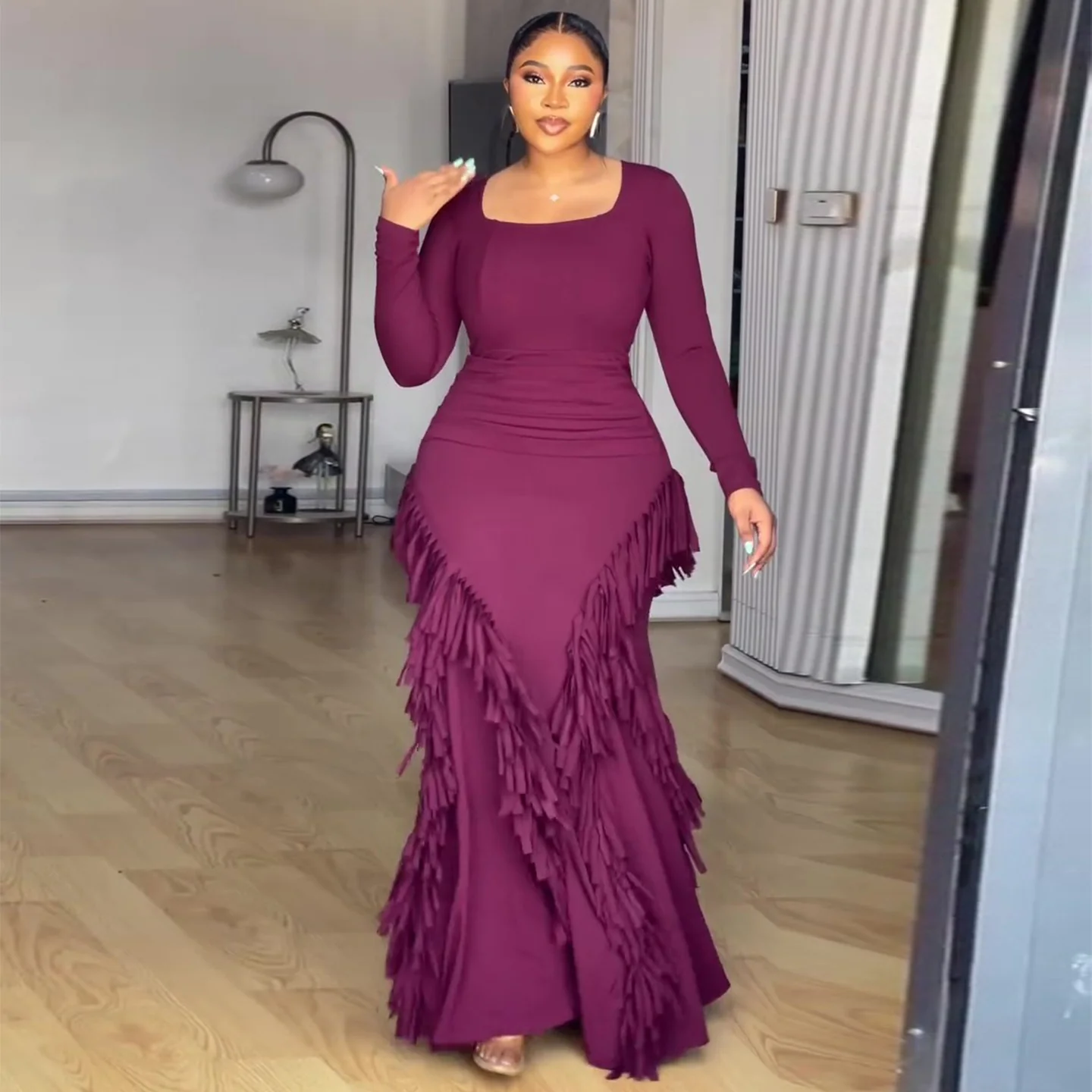 Damen Langarm Maxikleid mit voluminösen Fransen und figurbetontem Schnitt R&B