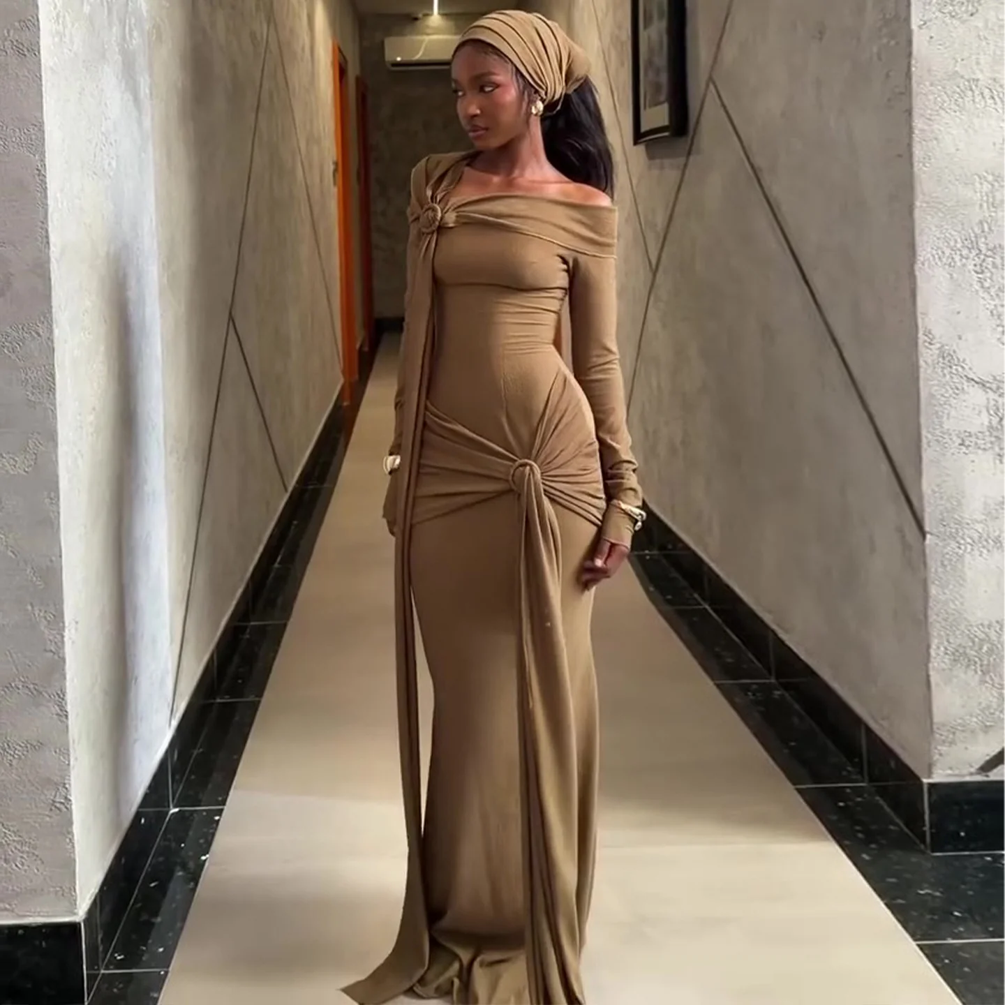Damen Langärmliges Abendkleid mit asymmetrischem Schnitt und raffinierten Drapierungen R&B - Image 2