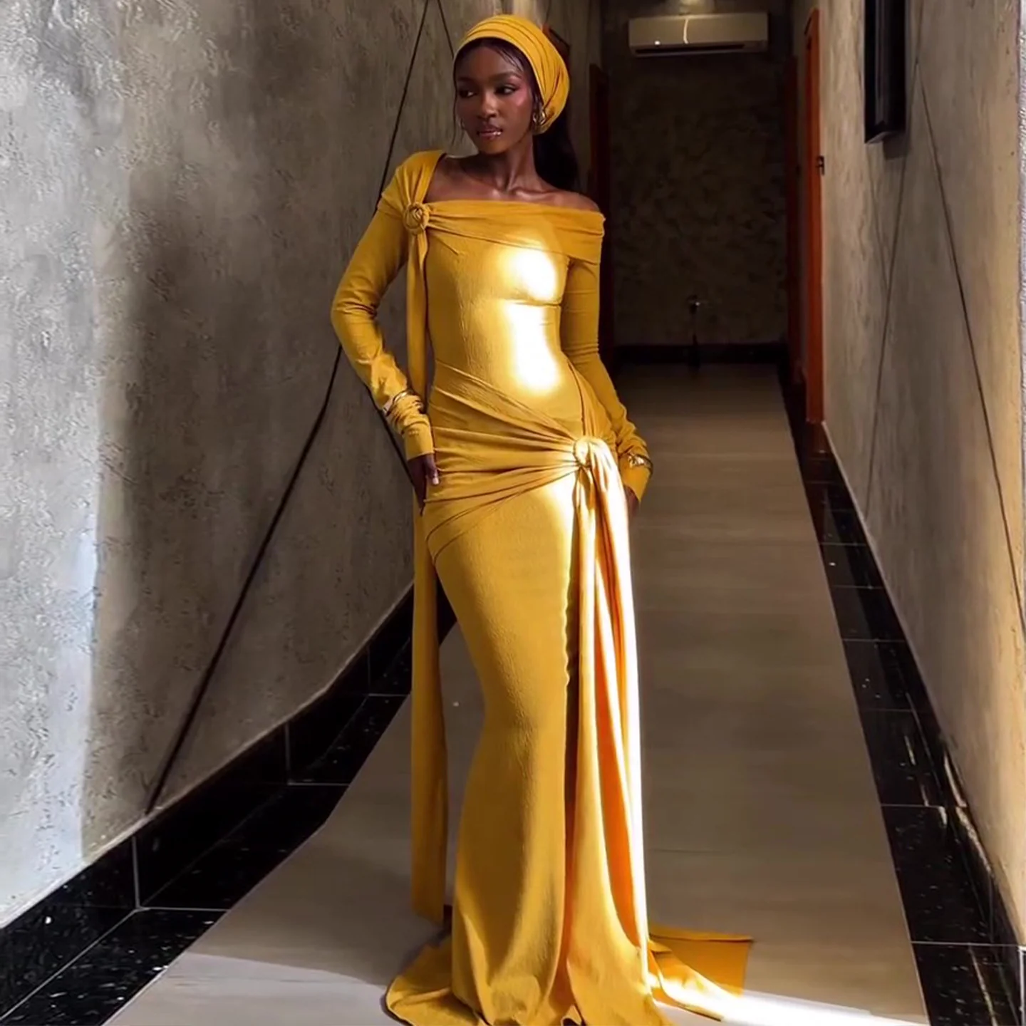Damen Langärmliges Abendkleid mit asymmetrischem Schnitt und raffinierten Drapierungen R&B - Image 6