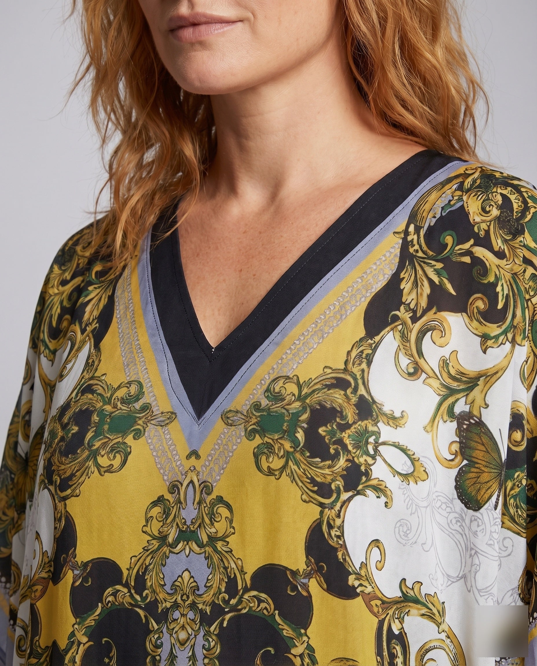 Damen langes Kaftan Kleid mit elegantem V-Ausschnitt und buntem Druck Heidi Mode - Image 3