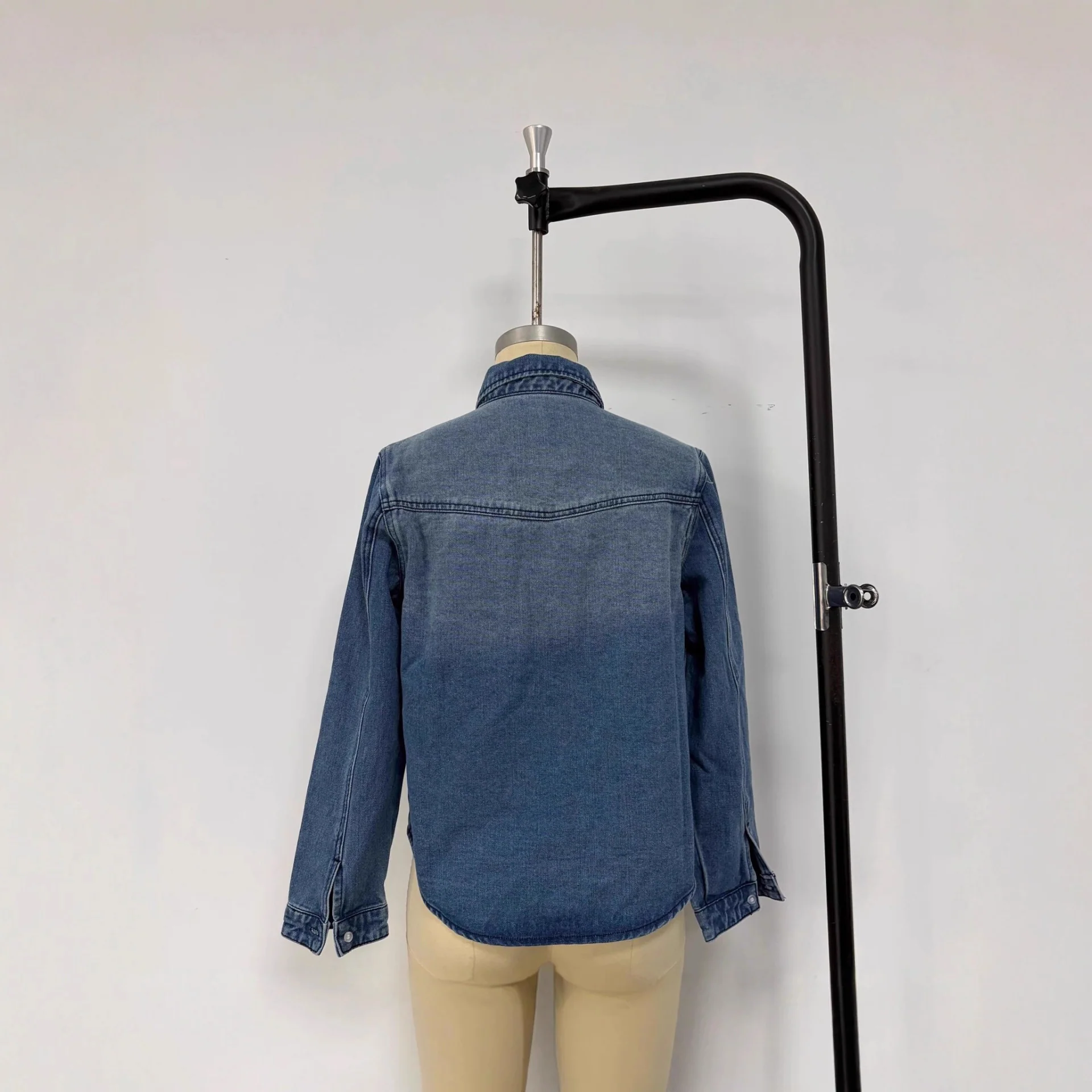 Damen lässige Denim-Bluse mit aufgesetzten Taschen und leicht tailliertem Schnitt R&B - Image 4