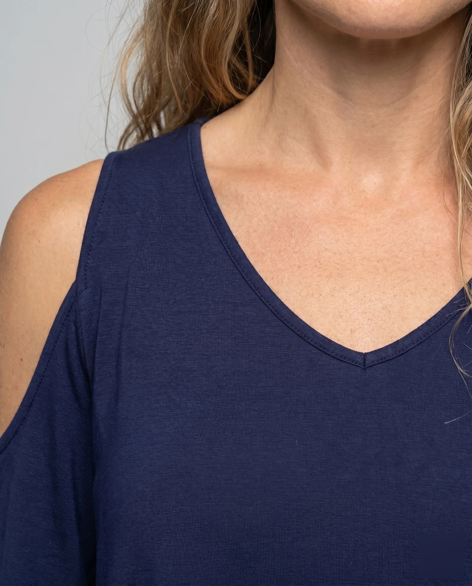 Damen Lässiges Blusenshirt mit speziellen Schulterauschnitten und schwingendem Saum R&B - Image 3