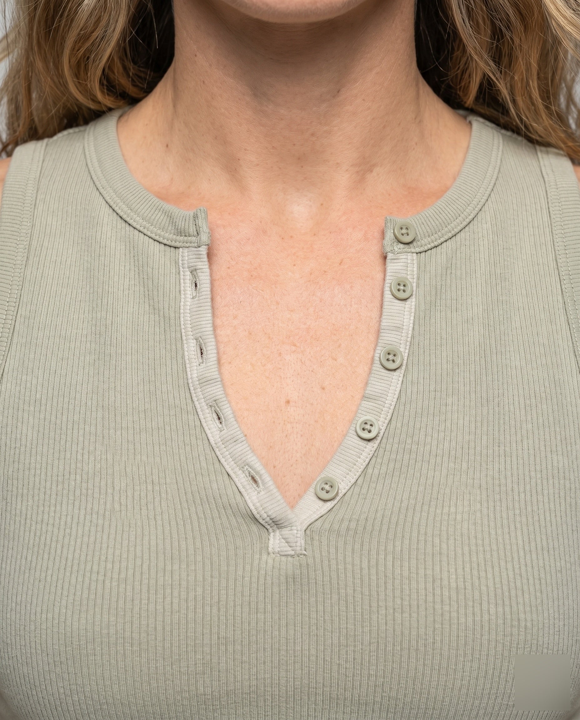 Damen lässiges Crop-Top mit Knopfdetails und Rippstruktur - Image 3
