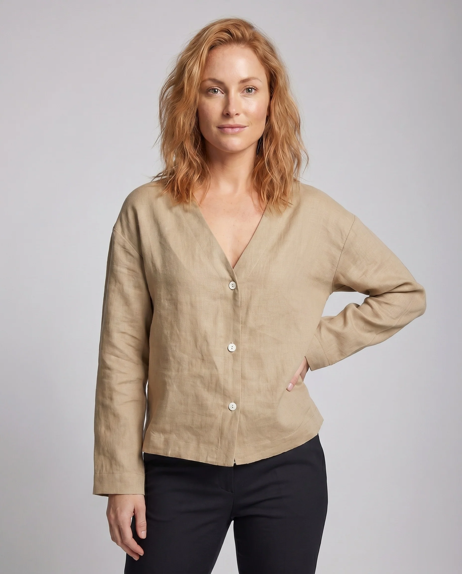 Damen leichte Leinenbluse mit elegantem V-Ausschnitt und Knopfleiste - Image 2
