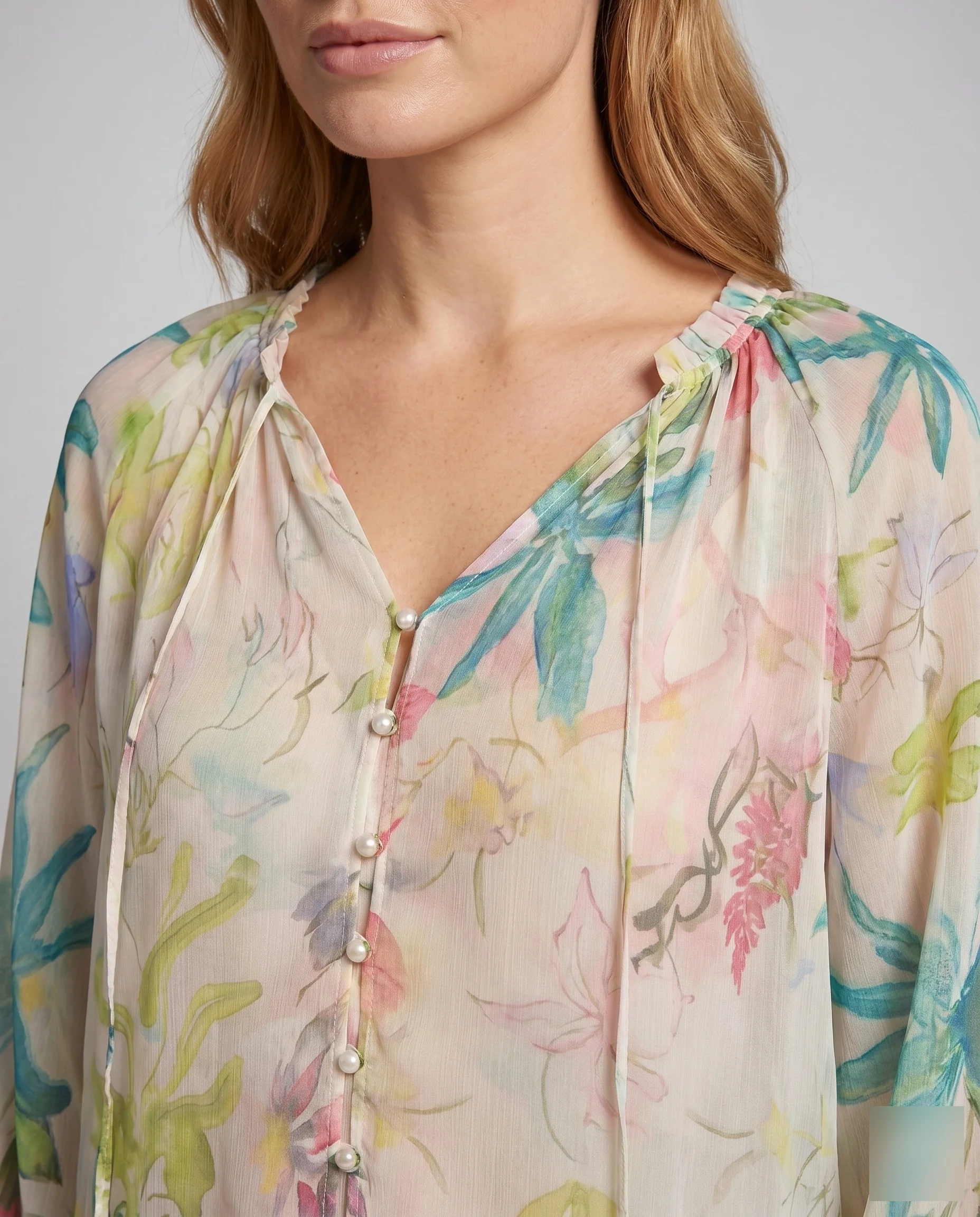Damen Leichte und fließende Bluse mit floralem Design und süßen Knopfdetails R&B - Image 3