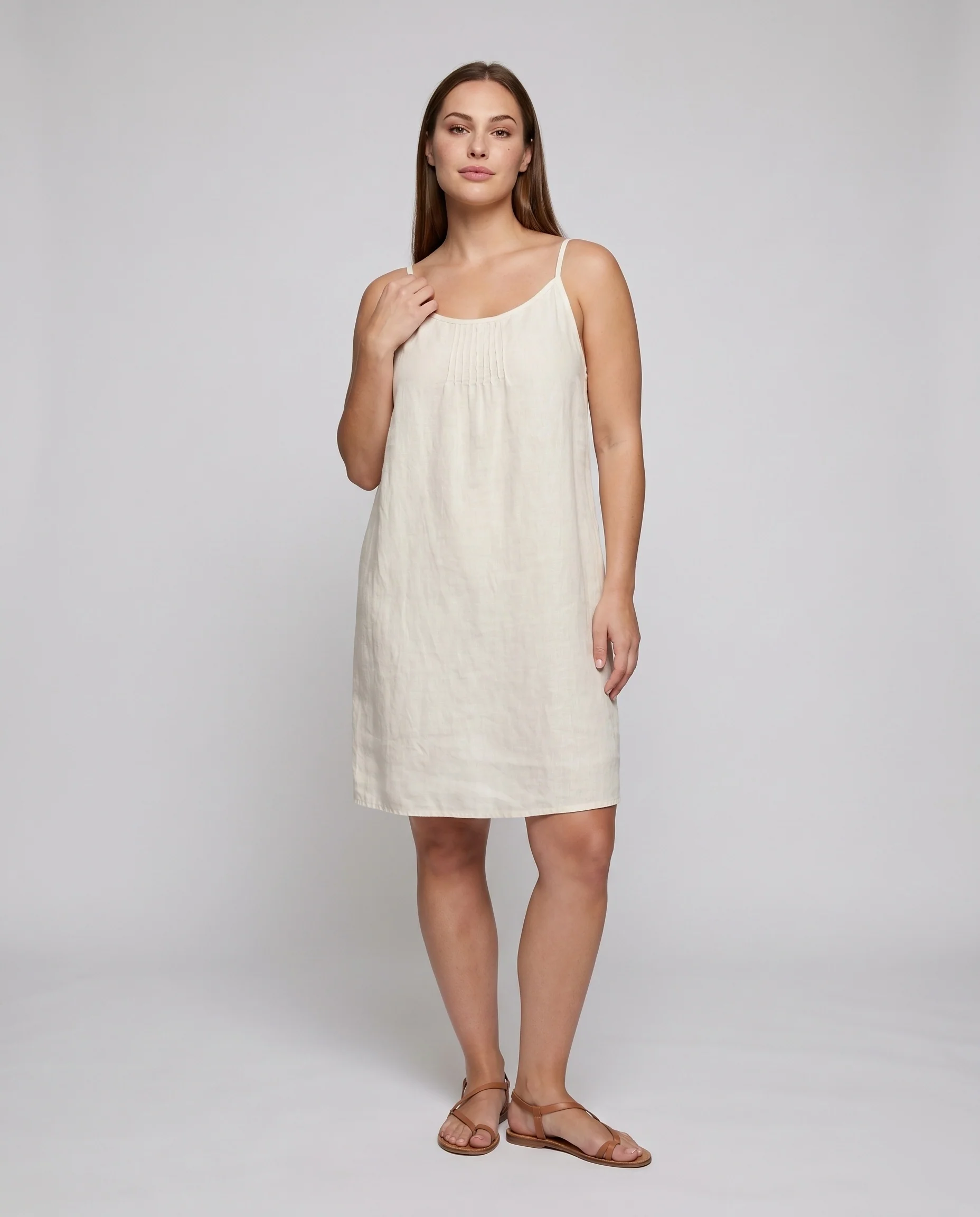 Damen Leinen Nachtkleid mit zarten Trägern und eingewebtem Falten-Design