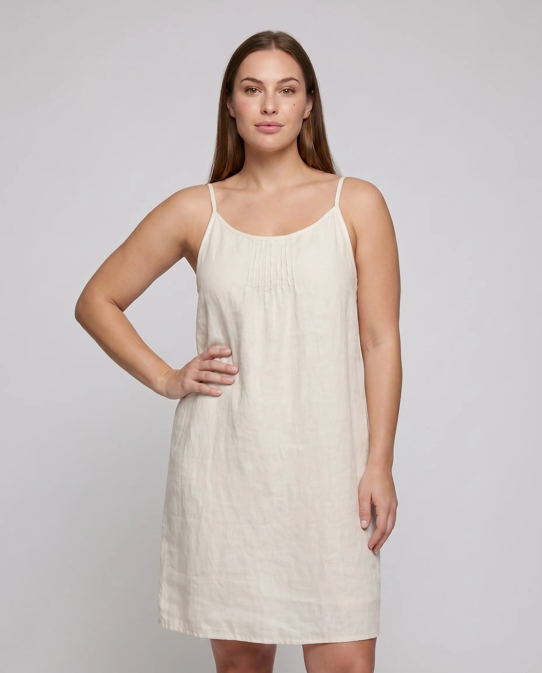 Damen Leinen Nachtkleid mit zarten Trägern und eingewebtem Falten-Design - Image 2