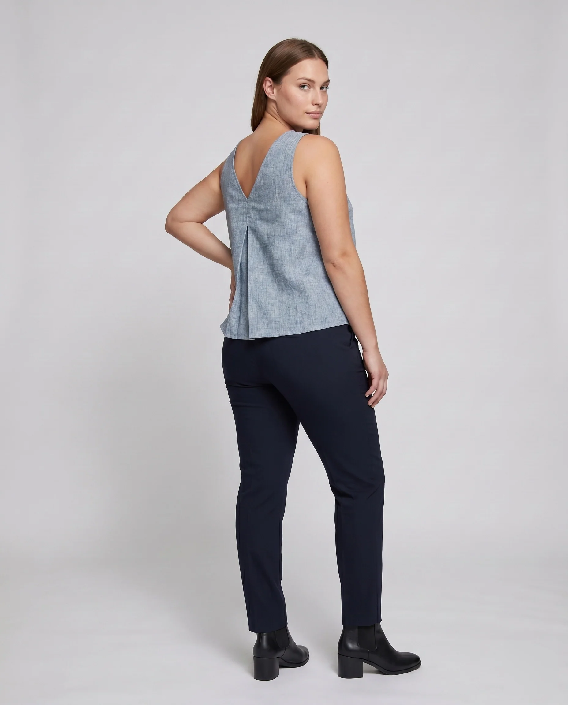 Damen Leinen-Top mit elegantem V-Ausschnitt und asymmetrischem Schnitt - Image 4