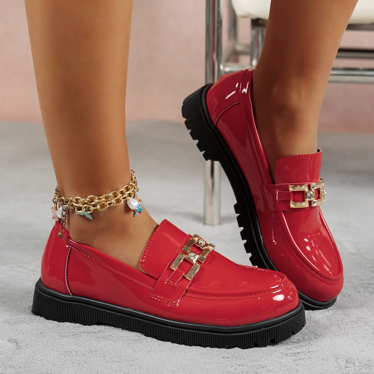 Damen Loafer mit glänzender Oberfläche und modischem Schnallenakzent R&B - Image 4