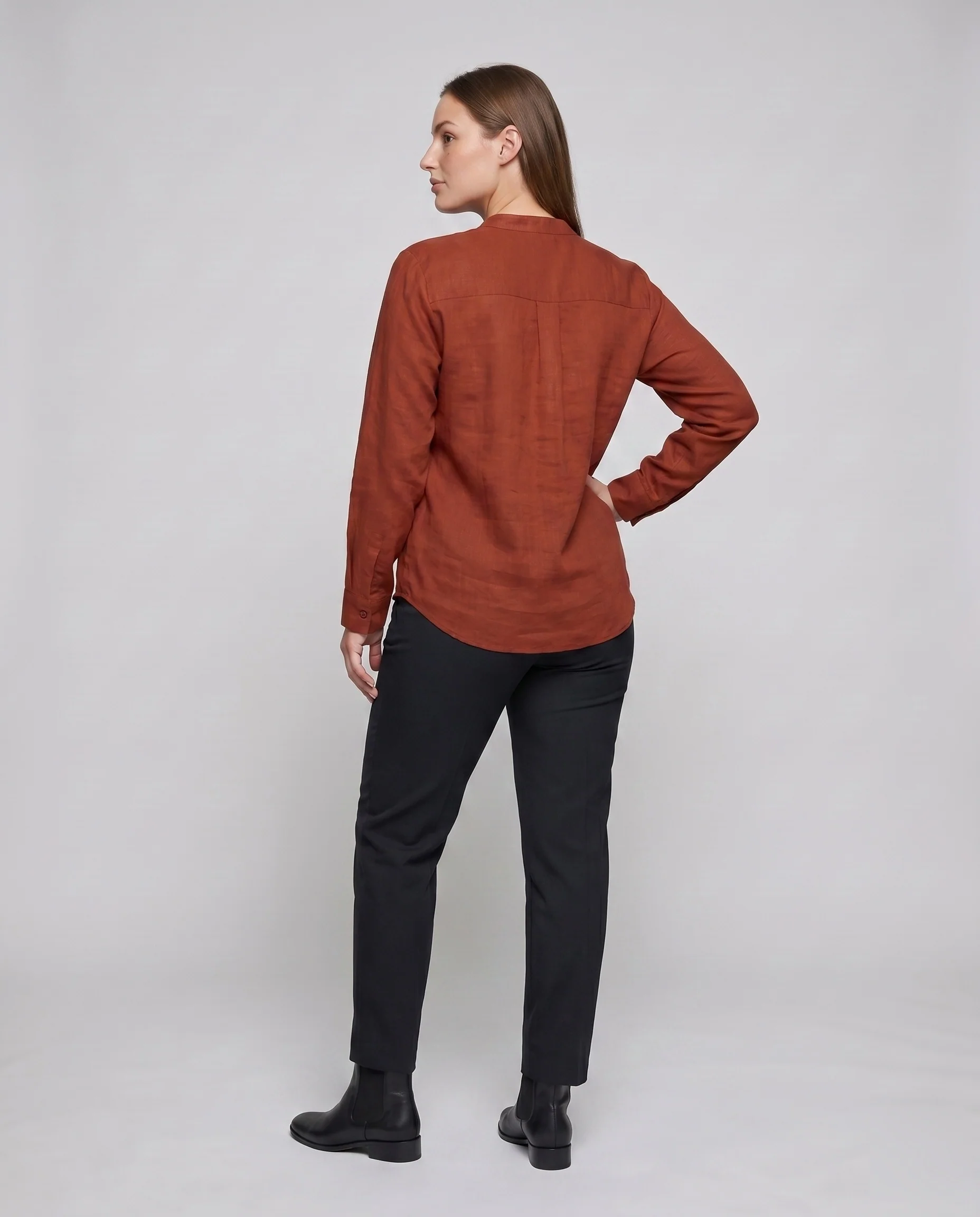 Damen lockere Leinenbluse mit feinem V-Ausschnitt und Knopfleiste - Image 4
