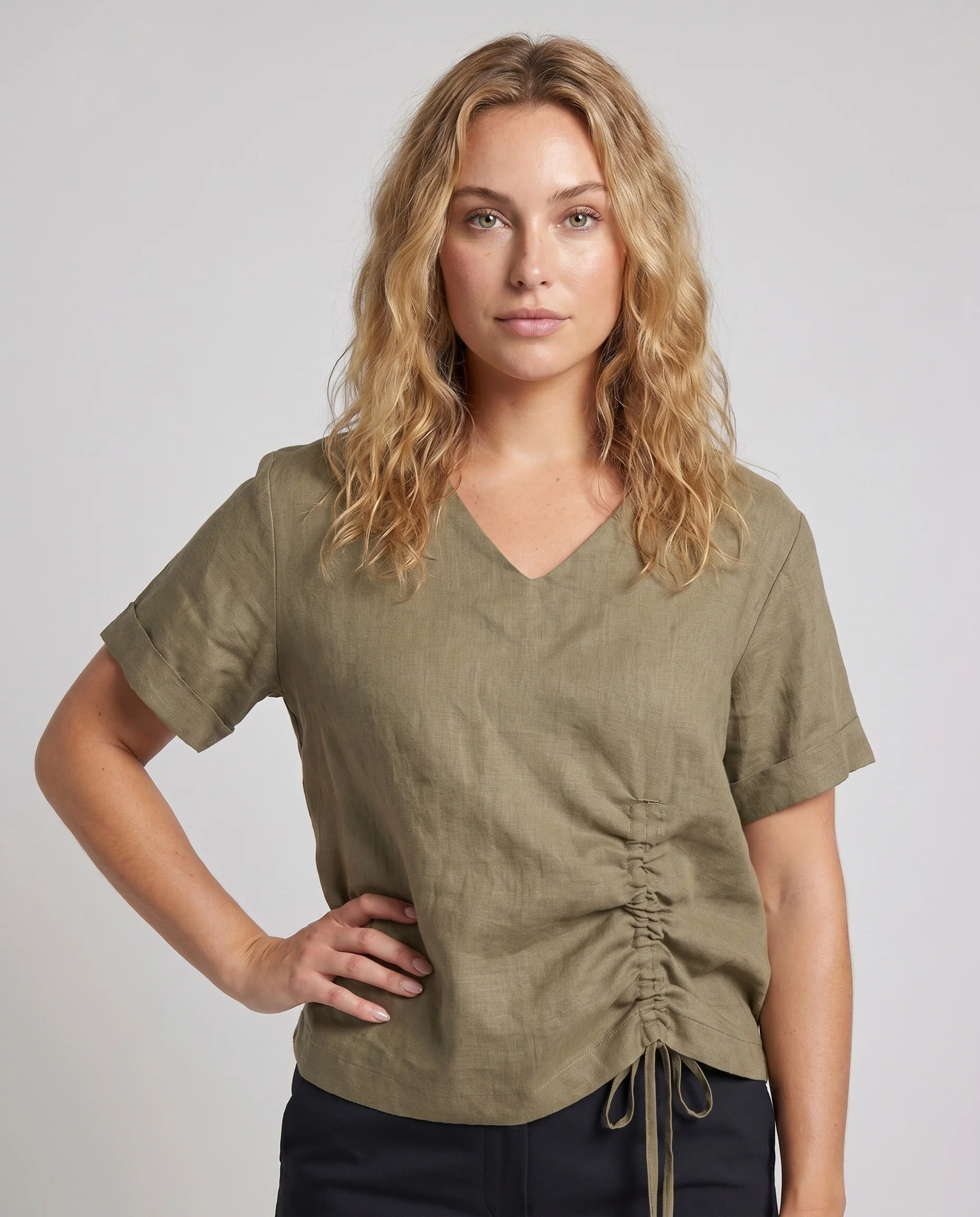 Damen luftige Bluse mit Raffung und V-Ausschnitt - Image 2