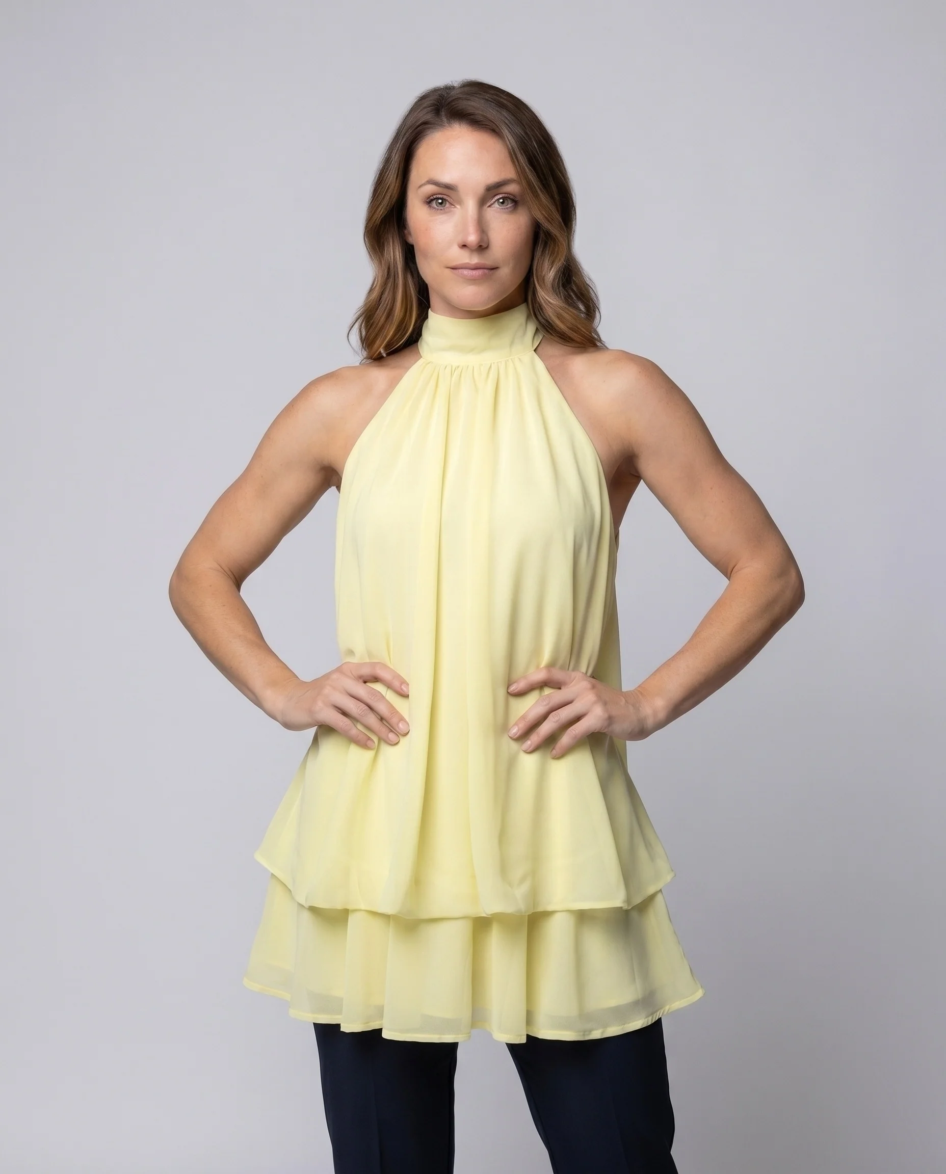 Damen luftiges ärmelloses Minikleid mit hohem Kragen und Rüschendetails - Image 2