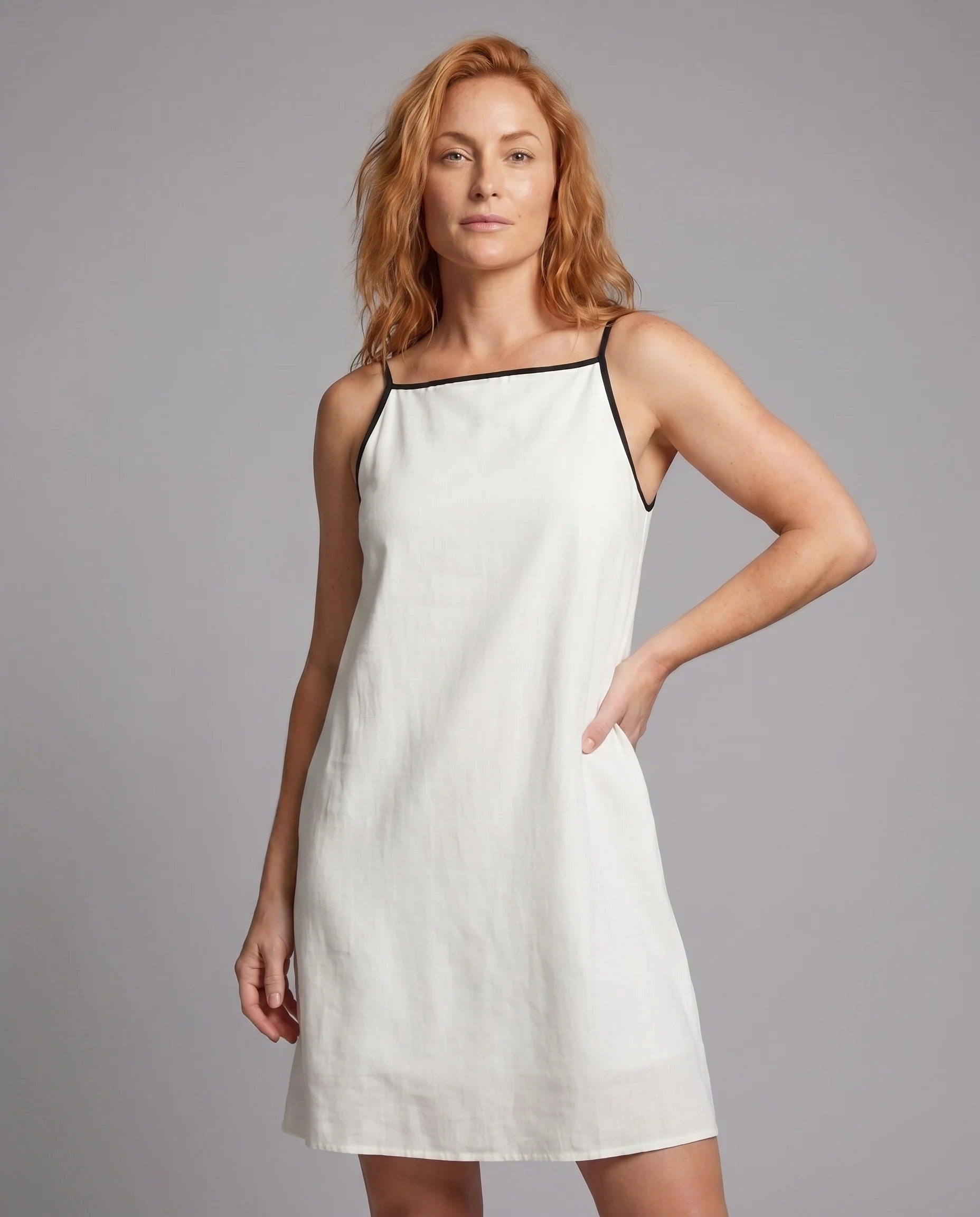 Damen luftiges Leinen-Minikleid mit schmalen Trägern und elegantem V-Ausschnitt - Image 2