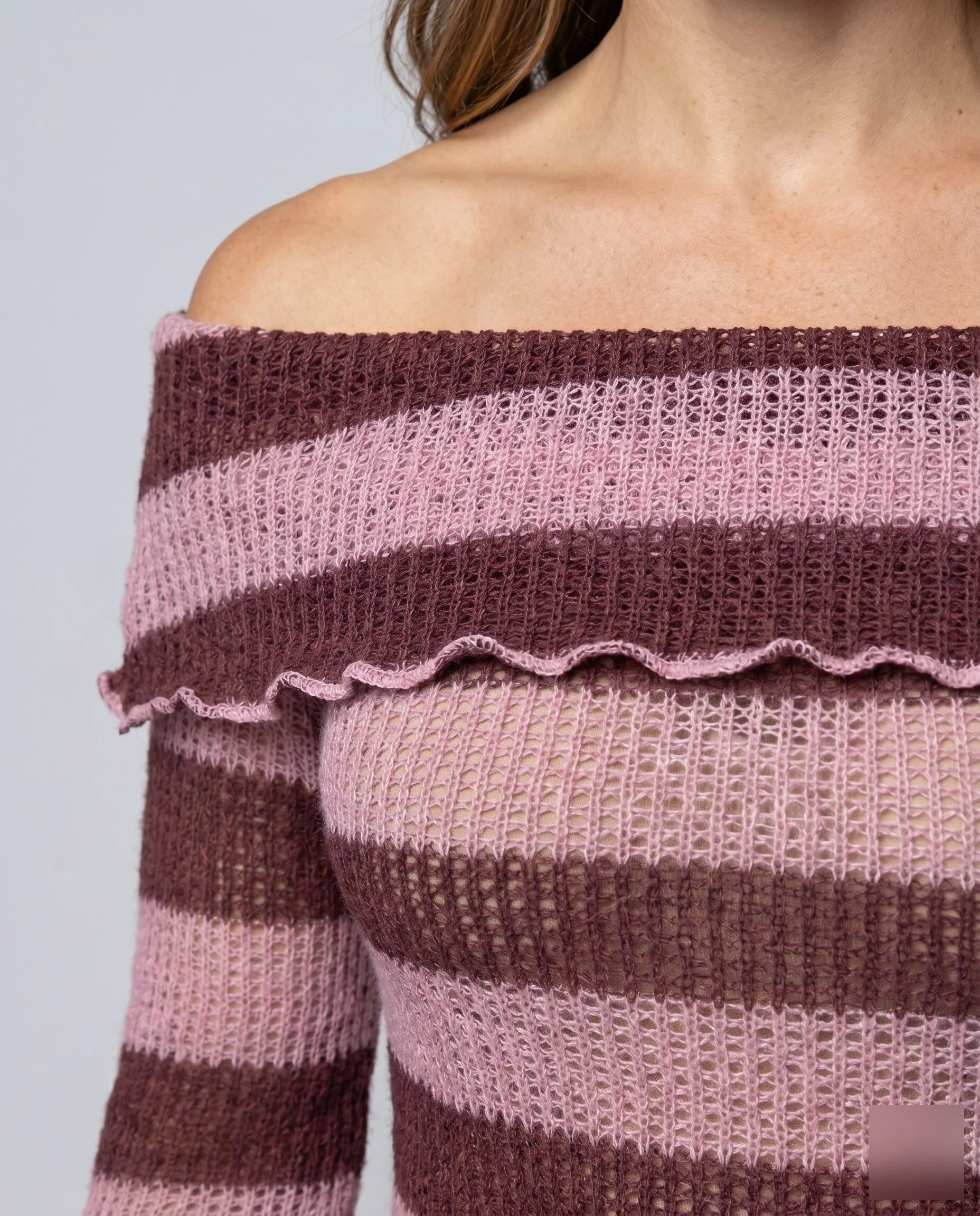 Damen luftiges Strickoberteil mit schulterfreiem Schnitt und Rüschendetails - Image 3