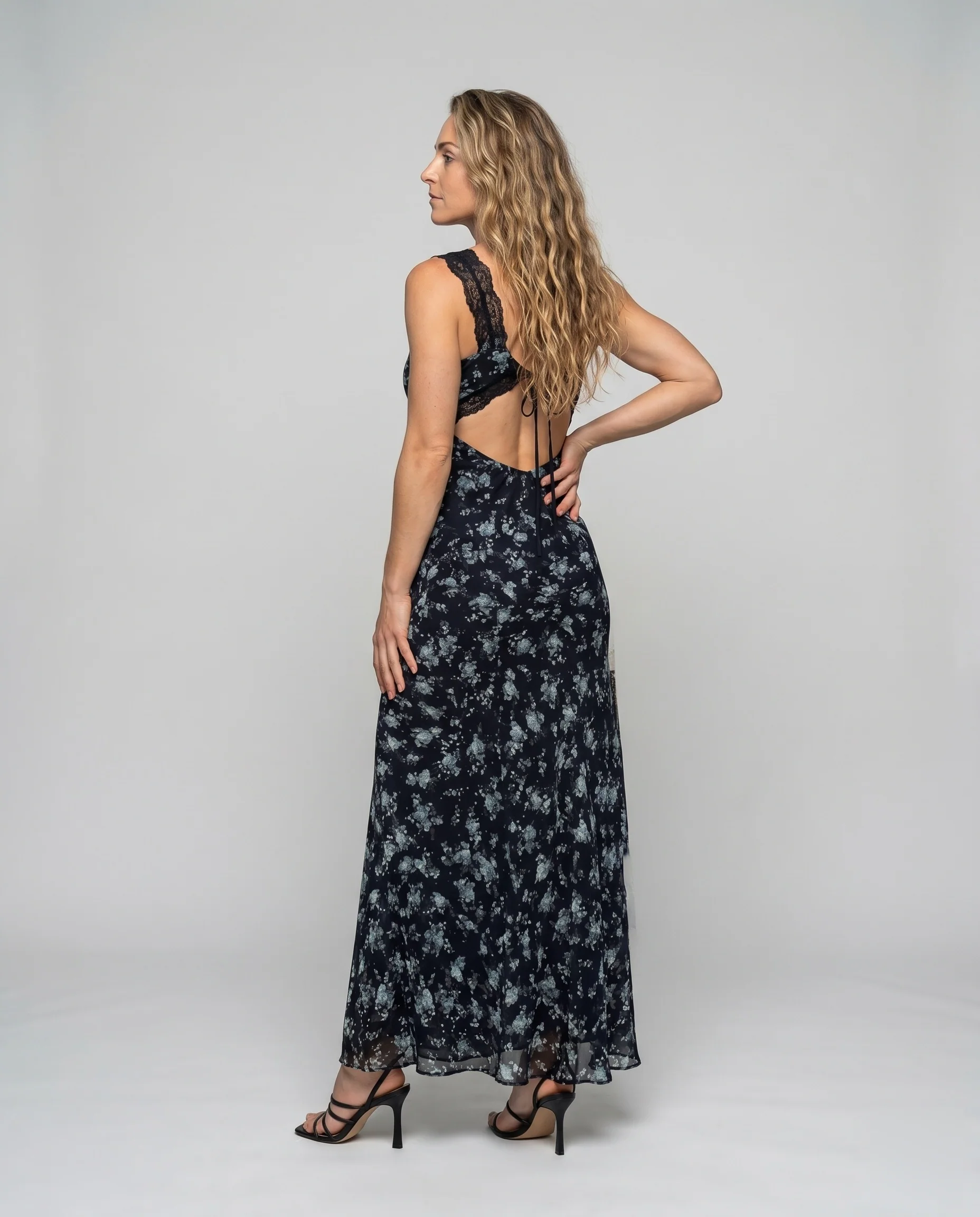 Damen Maxi-Kleid mit elegantem Spitzenbesatz und floralem Druck - Image 3