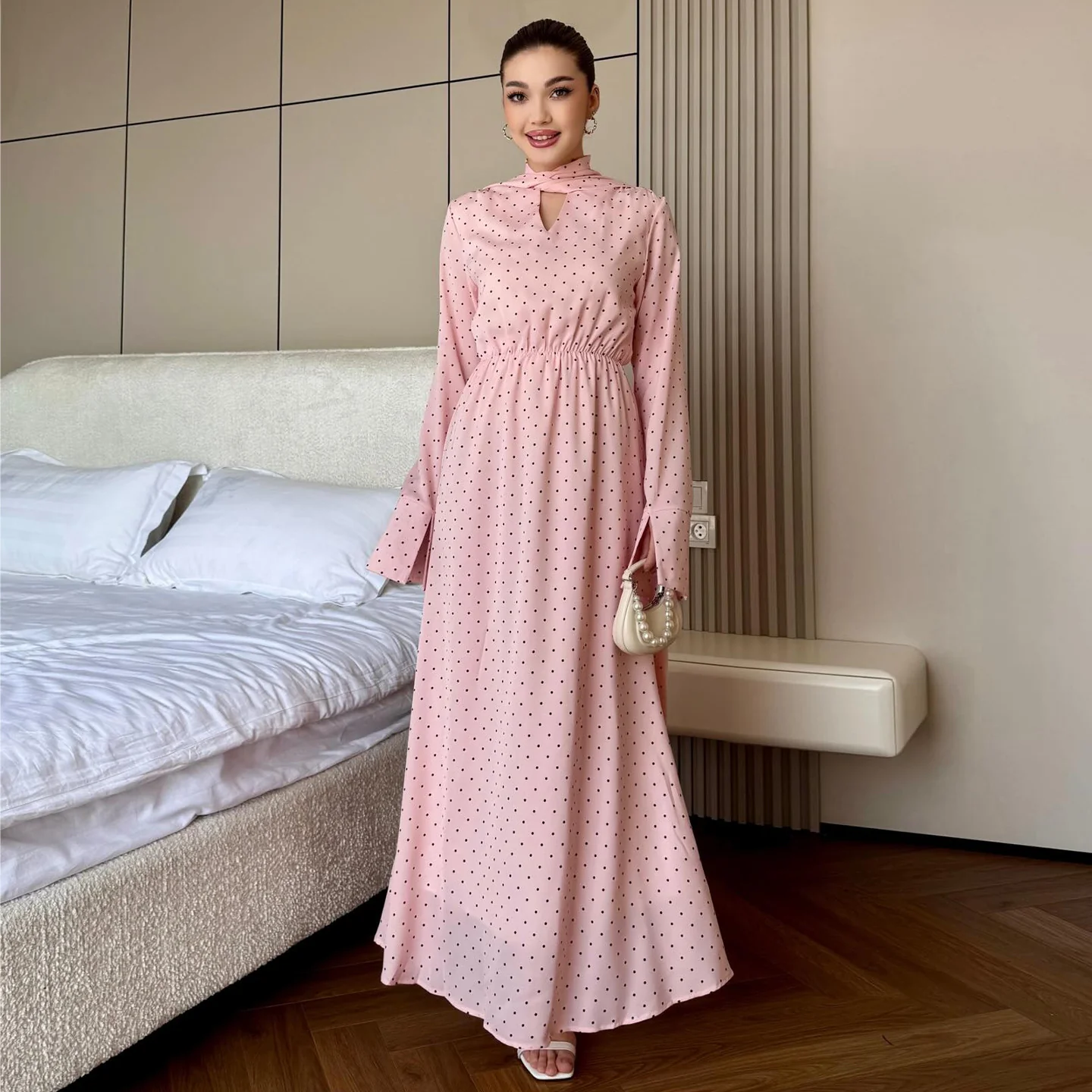Damen Maxikleid mit eleganten Punkten und schickem Schlitz R&B