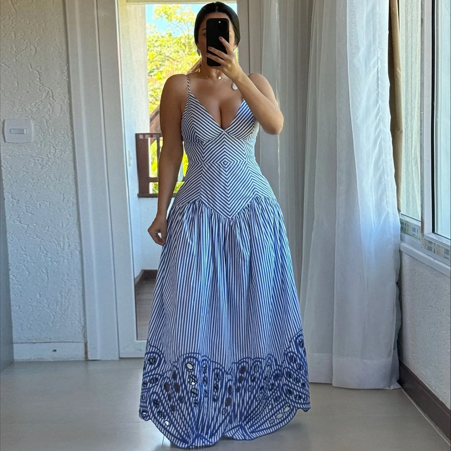 Damen Maxikleid mit tiefem V-Ausschnitt und filigranem Schnittmuster R&B