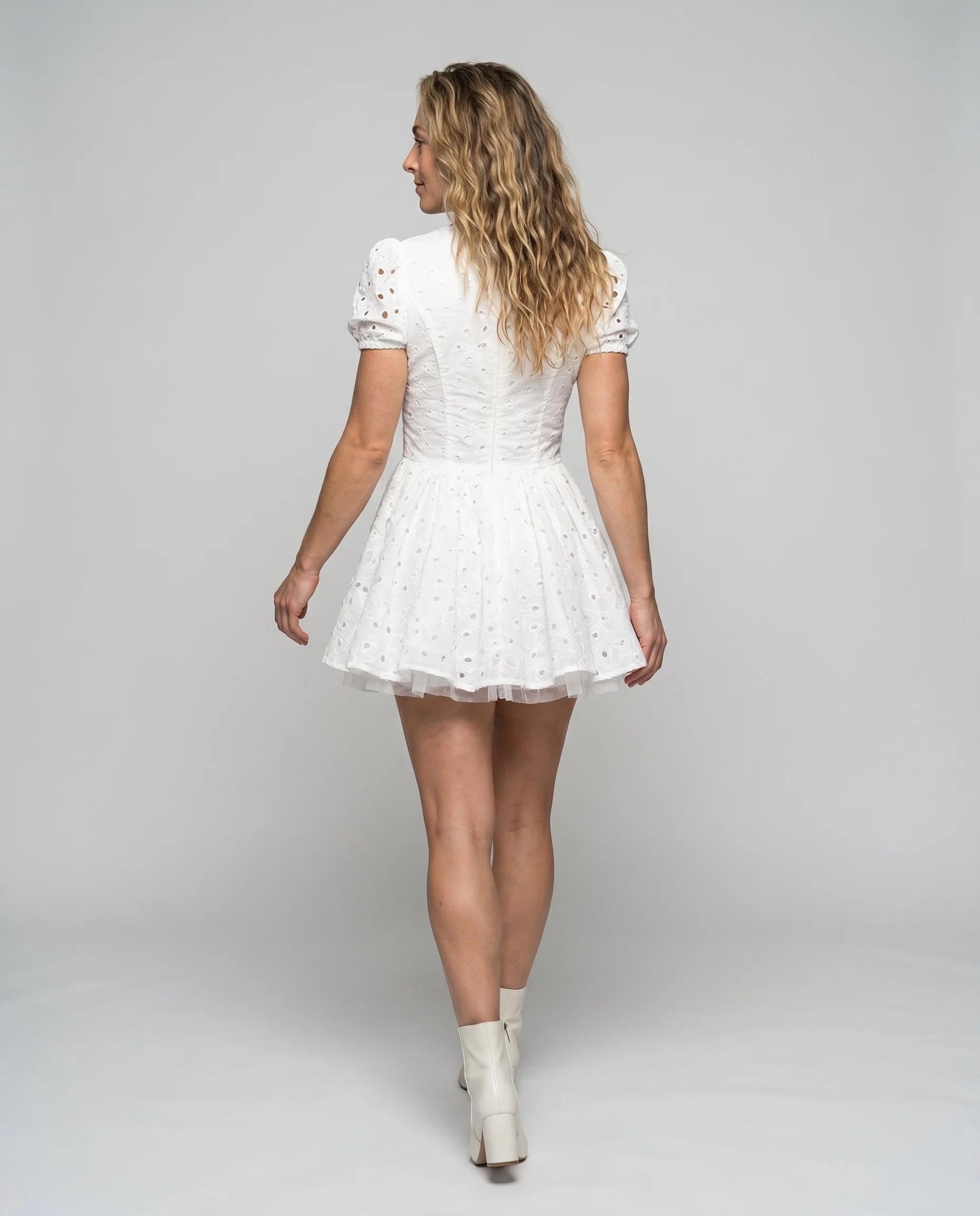 Damen Mini-Volantkleid mit Spitzendetails und puffärmeligen Akzenten R&B - Image 4