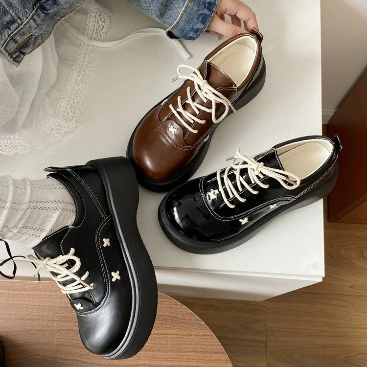 Damen modische Plateau-Sneaker mit glänzender Oberfläche und dekorativen Schnürdetails R&B