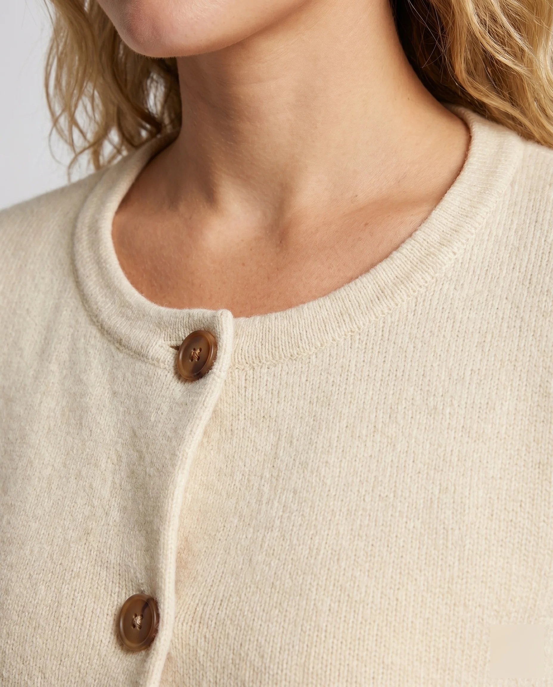 Damen Modische Strickjacke mit Knopfdetails und aufgesetzten Taschen R&B - Image 3