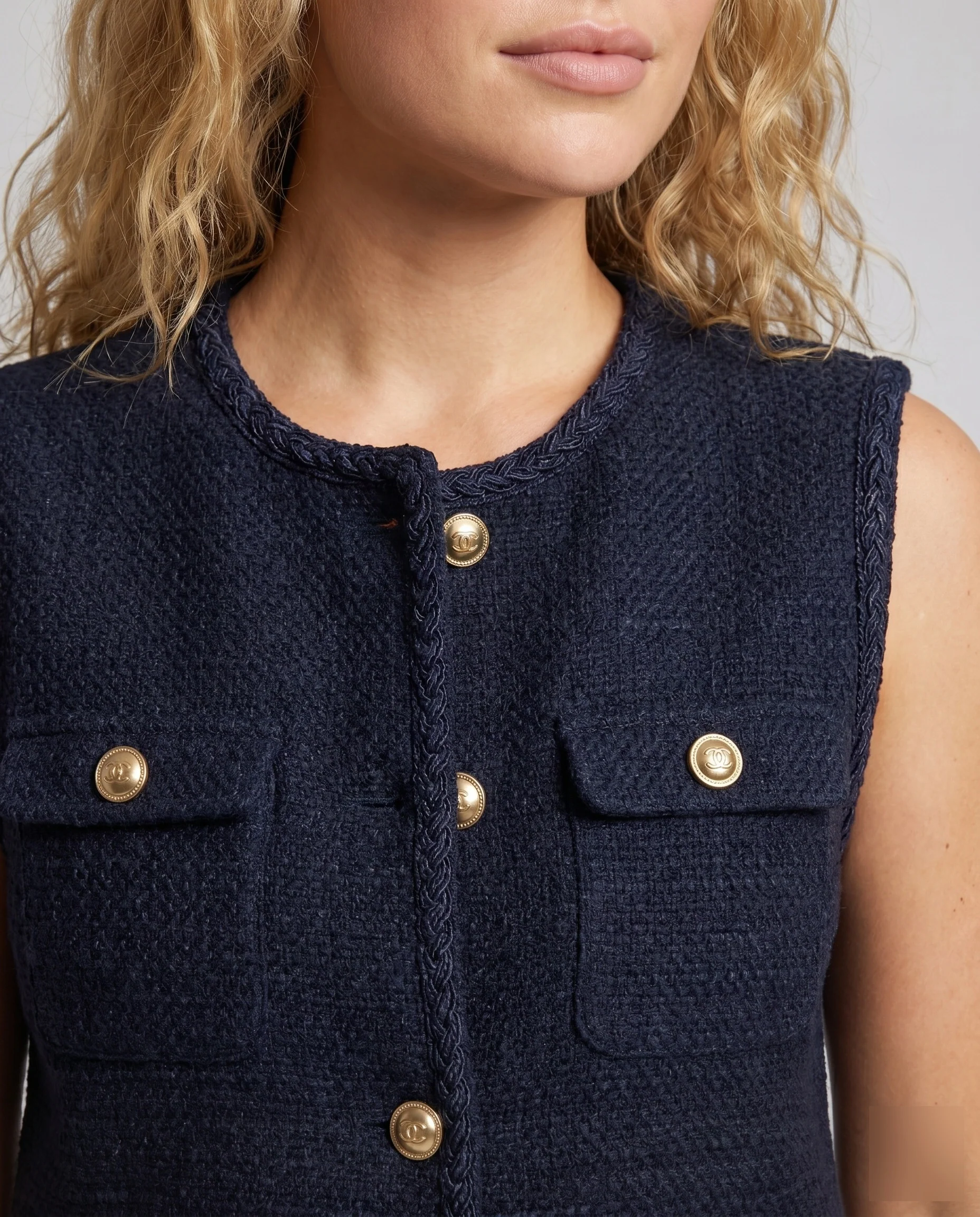 Damen Modische Weste mit dekorativen Knopfdetails und aufgesetzten Taschen R&B - Image 3