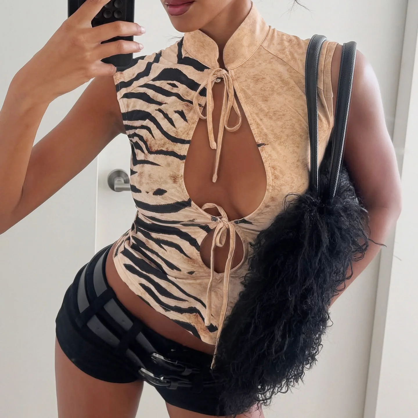 Damen modisches Oberteil mit aufregendem Tigerprint und dekorativen Schnürdetails Heidi-Mode