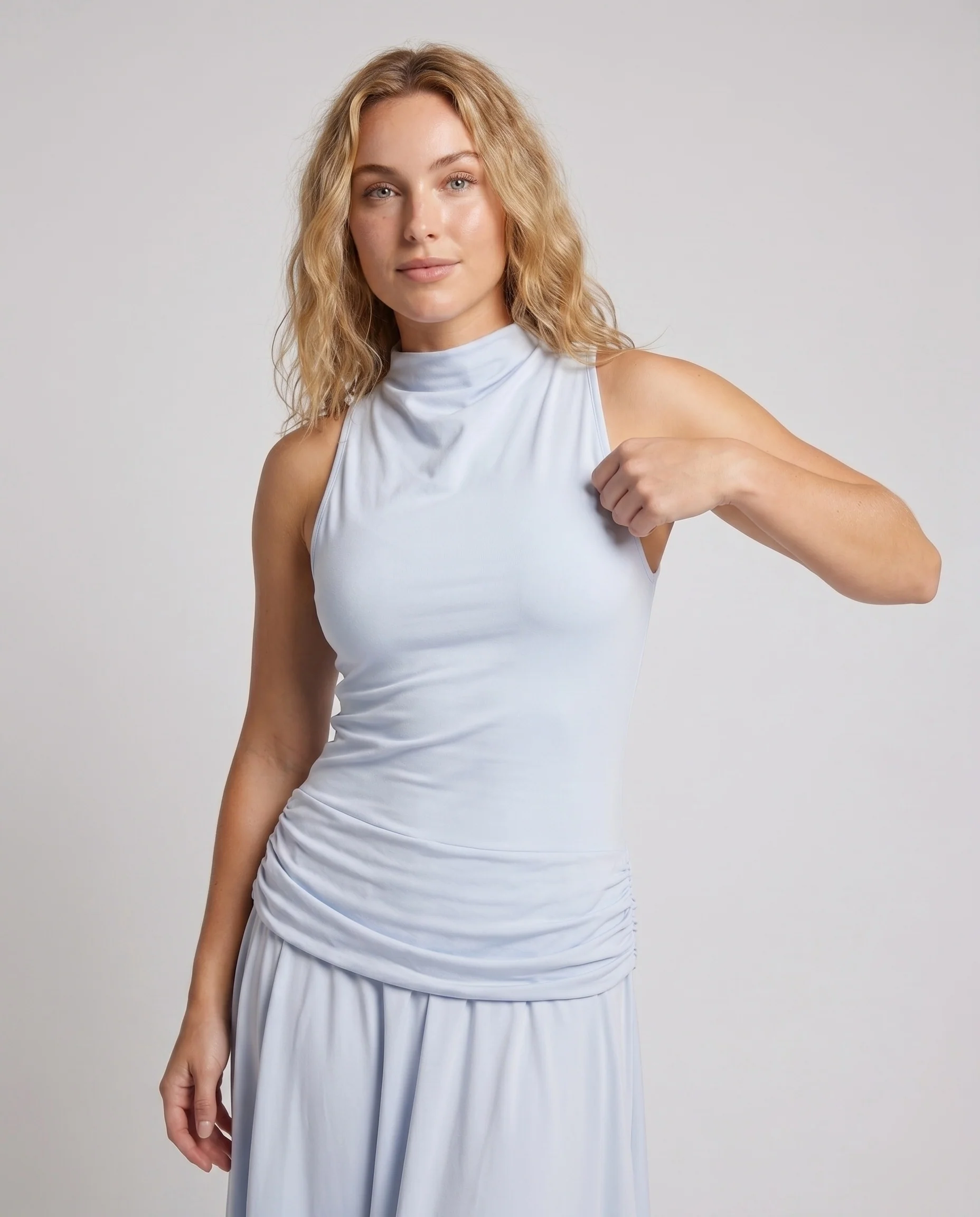 Damen nan ärmelloses Maxikleid mit drapiertem Cowl-Ausschnitt, seitlicher Raffung und asymmetrischem Volantrock - Image 2