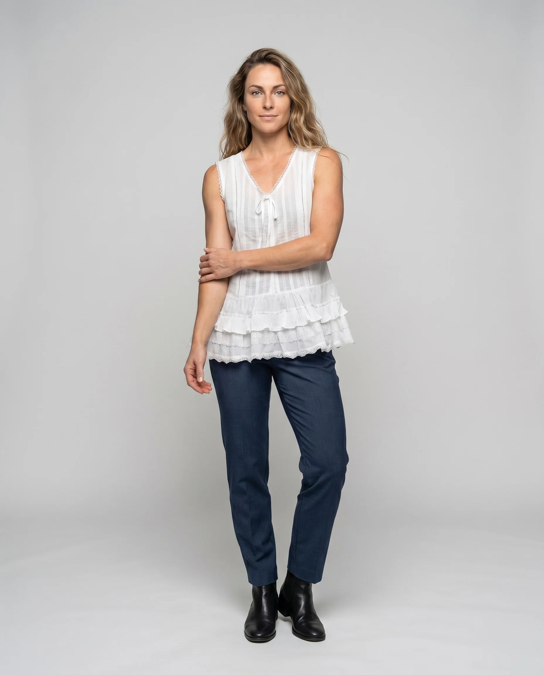 Damen nan federleichte Voile-Spitzenbluse mit V-Ausschnitt, Zierbändchen und gestuftem Volantsaum