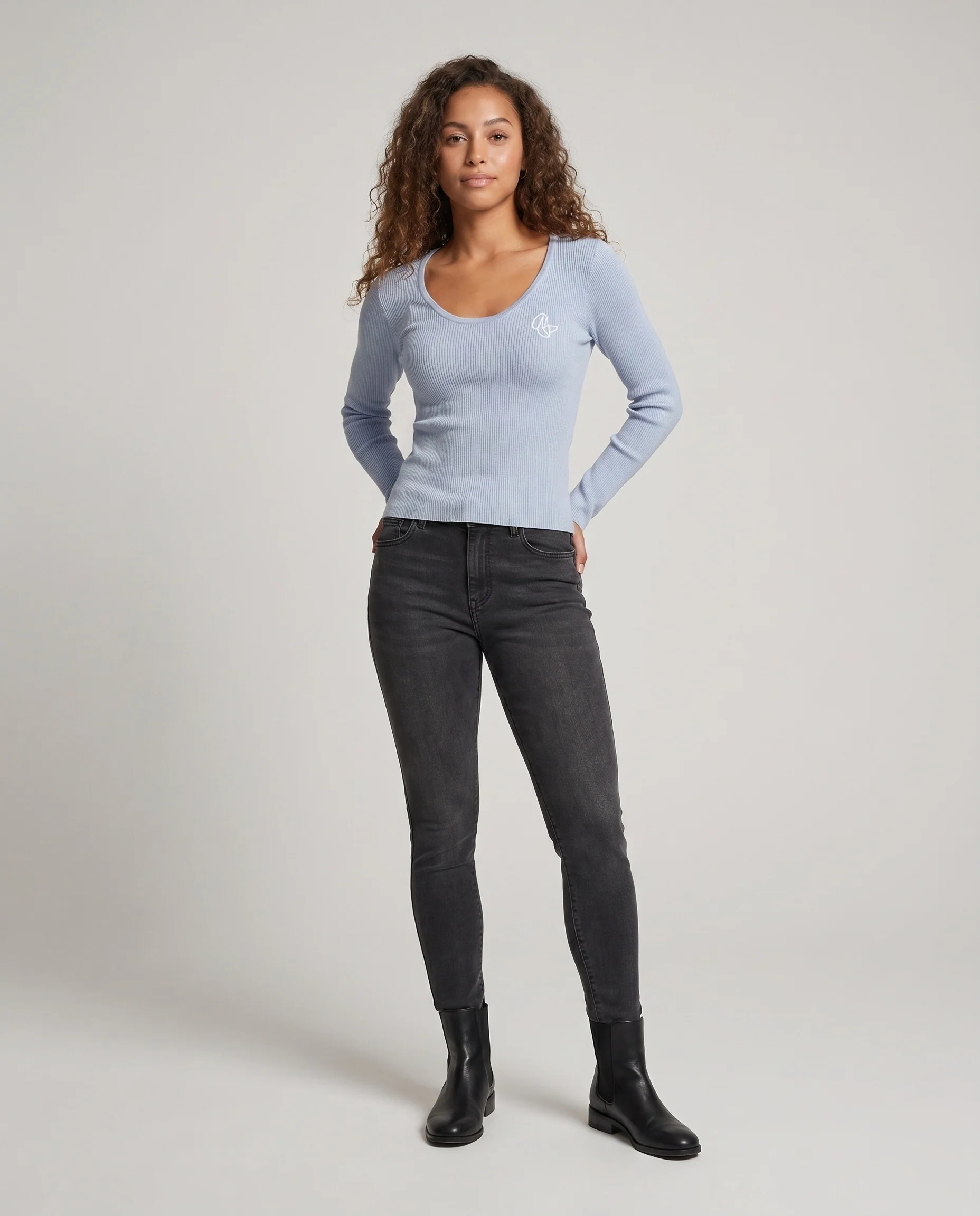 Damen nan fein geripptes Langarmshirt mit U-Boot-Ausschnitt, taillierter Silhouette und Monogramm-Stickerei
