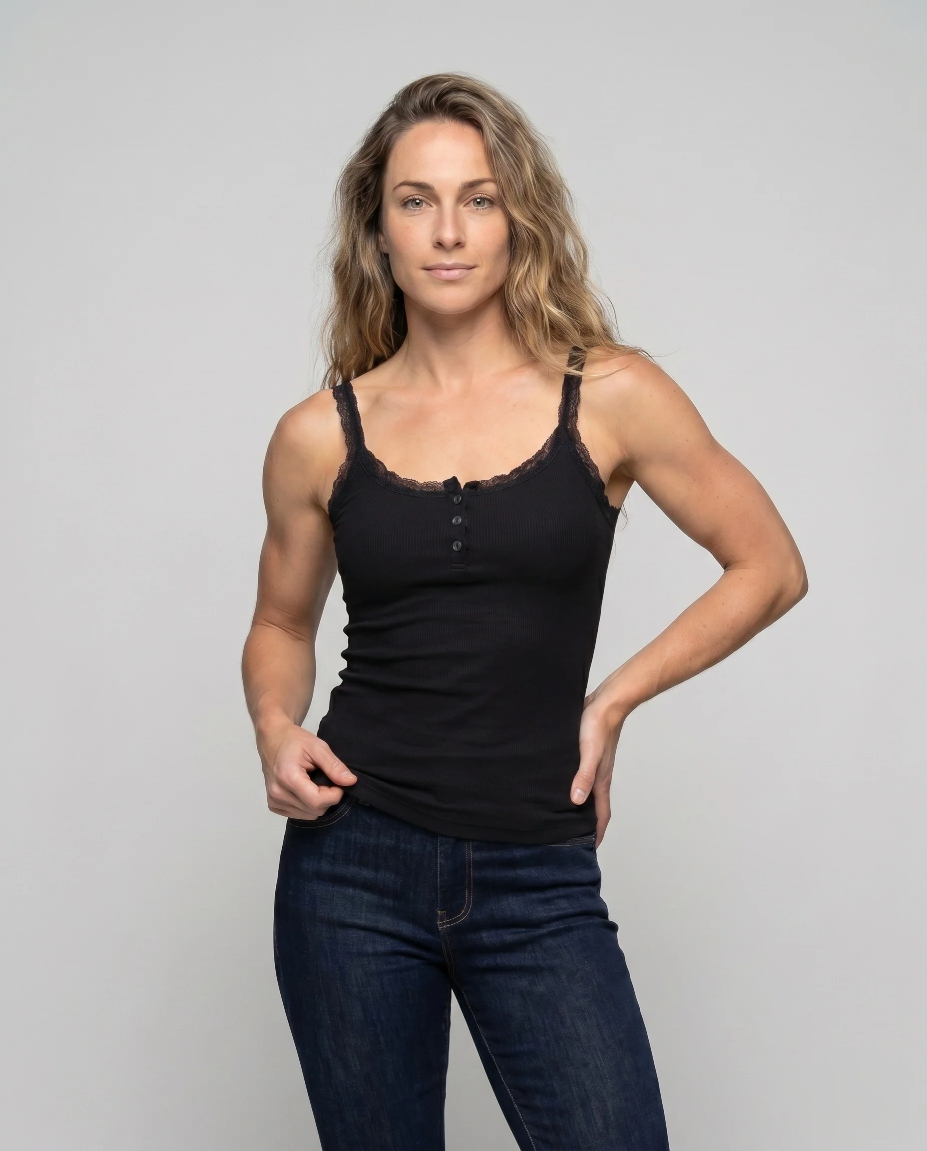 Damen nan feines Maschen-Cami mit Spitzenbesatz, Zierknopf-Leiste und anschmiegsamer Silhouette - Image 2