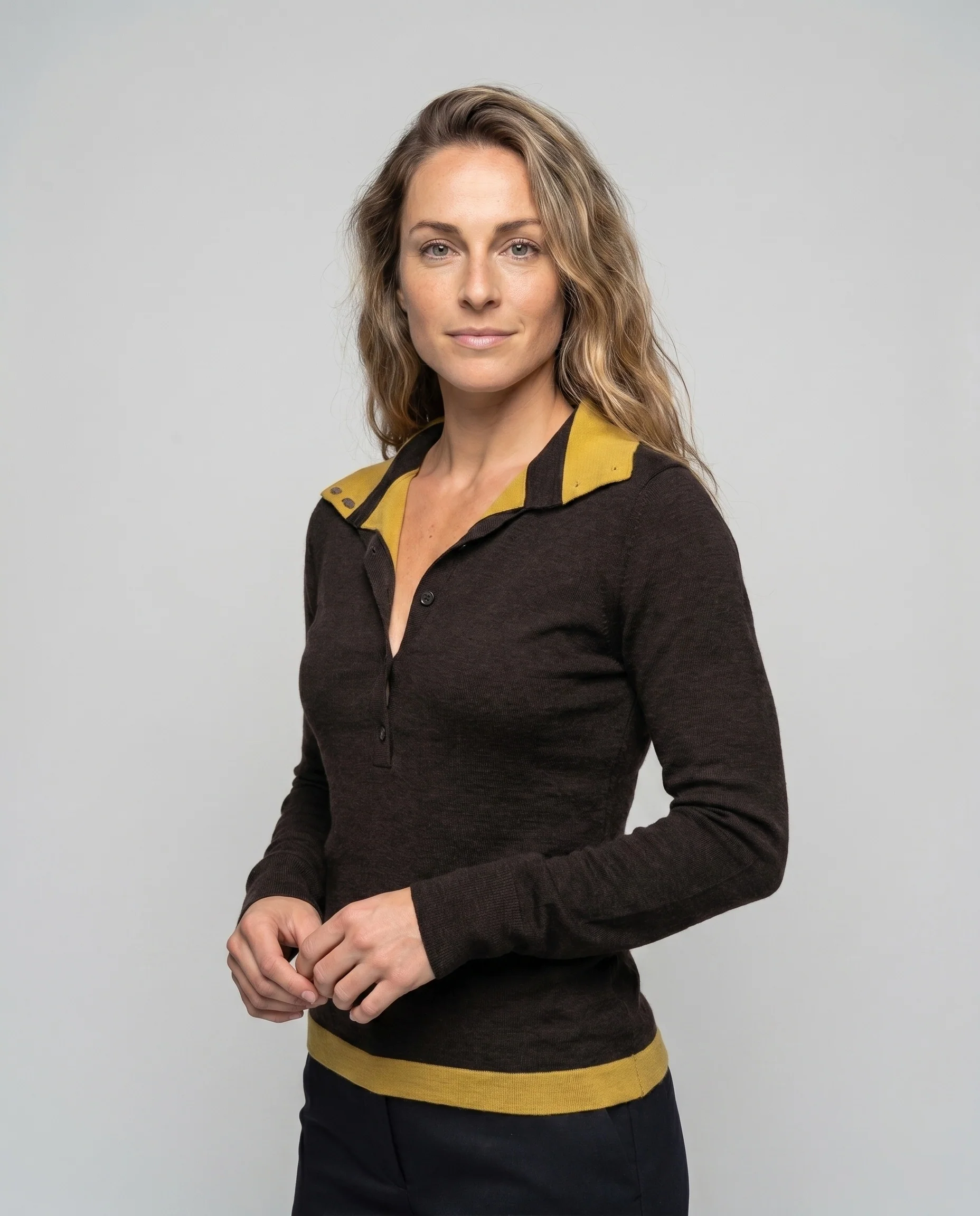 Damen nan feines Polokragen-Feinstricktop mit Kontrastbesatz, halber Knopfleiste und taillierter Passform - Image 2