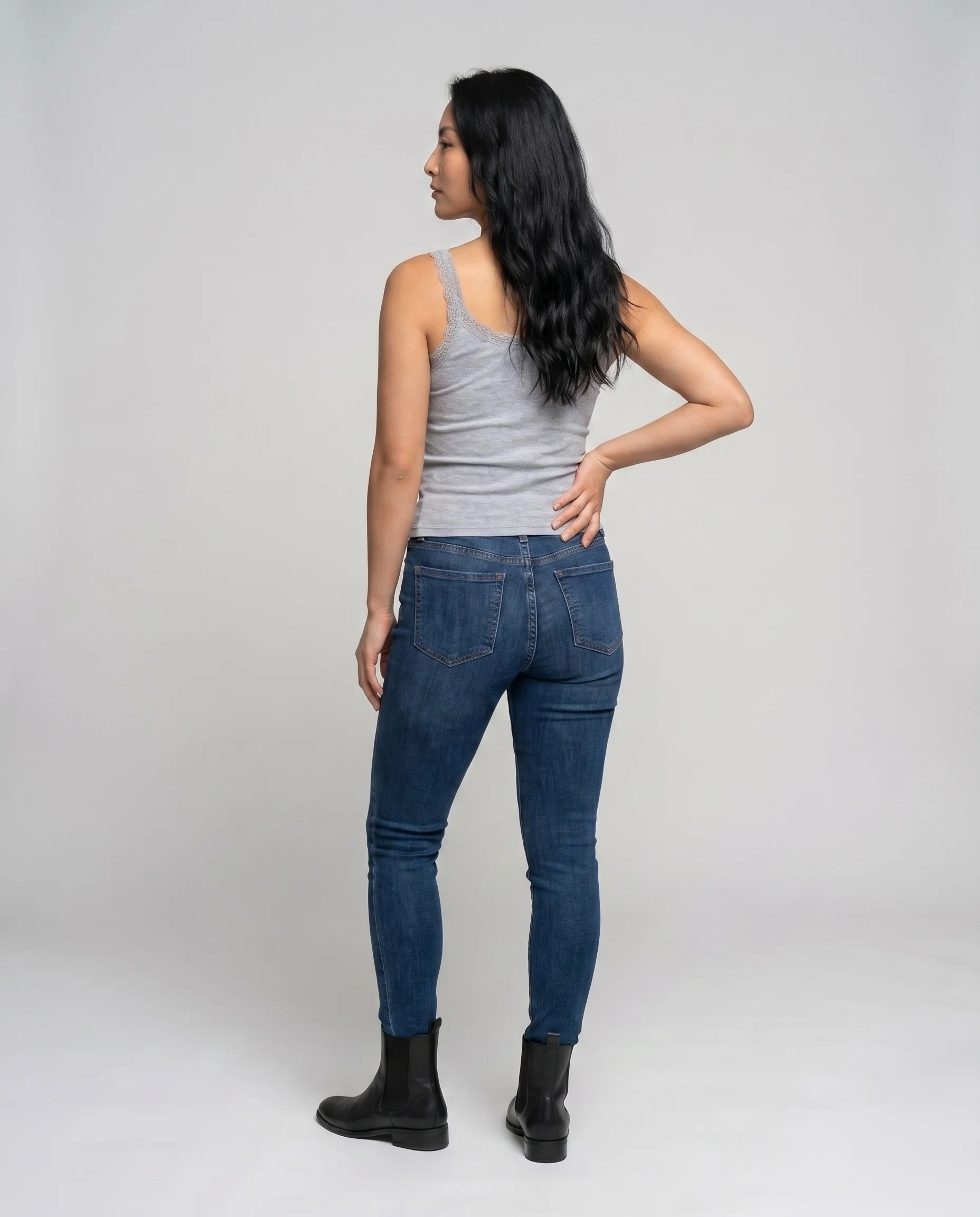 Damen nan feines Rippen-Cami mit Spitzenbesatz, Henley-Knopfleiste und V-Ausschnitt - Image 4