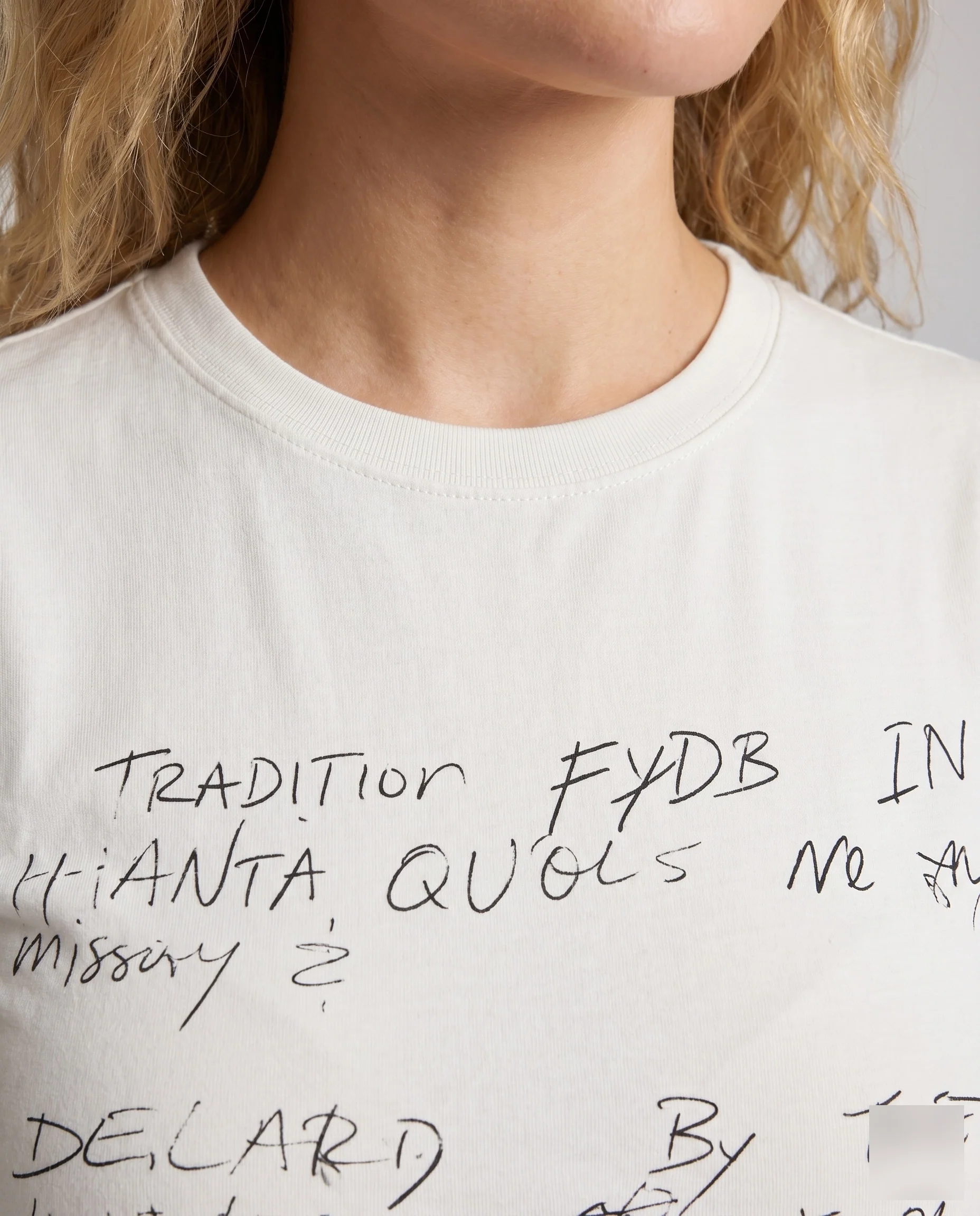 Damen nan figurbetontes Kurzarmshirt aus weichem Baumwolljersey mit handschriftlichem Print und feiner Kantenpaspel - Image 3