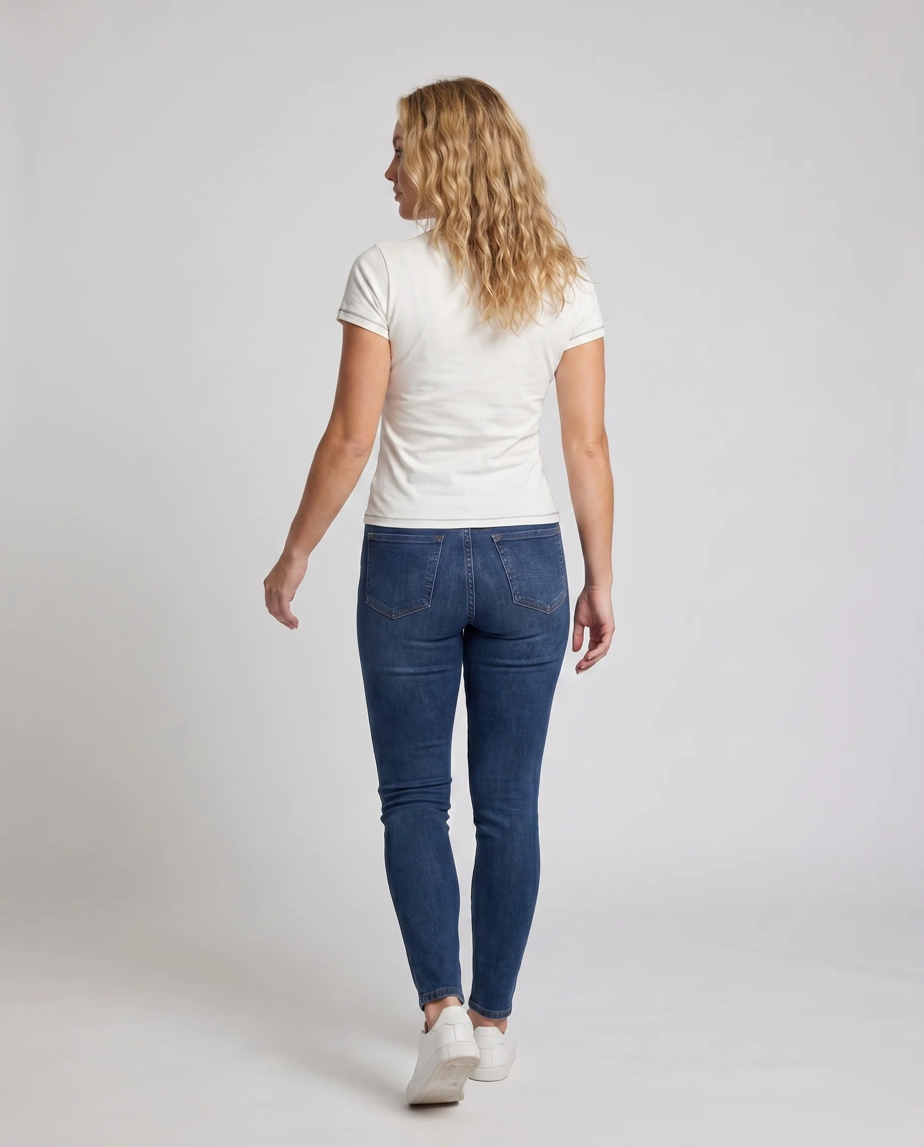 Damen nan figurbetontes Kurzarmshirt aus weichem Baumwolljersey mit handschriftlichem Print und feiner Kantenpaspel - Image 4