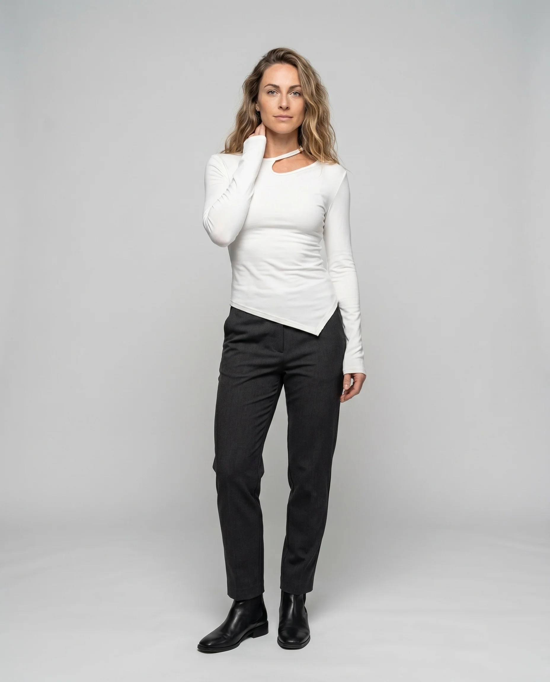 Damen nan figurbetontes Longsleeve mit asymmetrischem Saum, skulpturiertem Cut-Out-Ausschnitt und Holzperlen-Schlaufe
