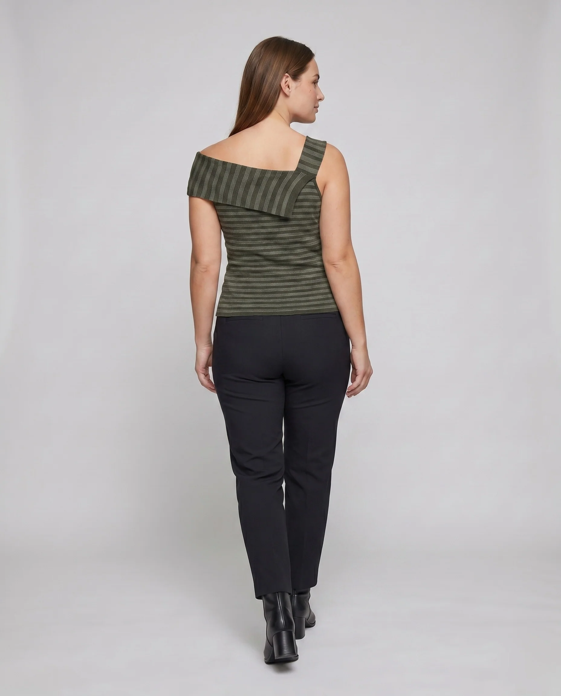 Damen nan figurbetontes Ripp-Top mit asymmetrischem Carmen-Ausschnitt, taillierter Passform und breiter Umschlagkante - Image 4