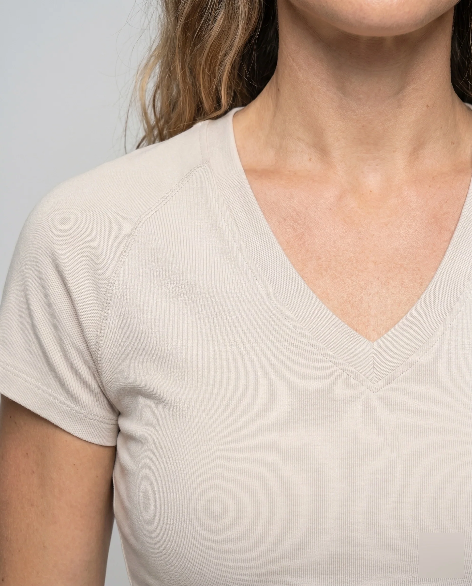Damen nan figurbetontes V-Ausschnitt Kurzarmshirt aus elastischem Jersey mit formenden Nähten - Image 3