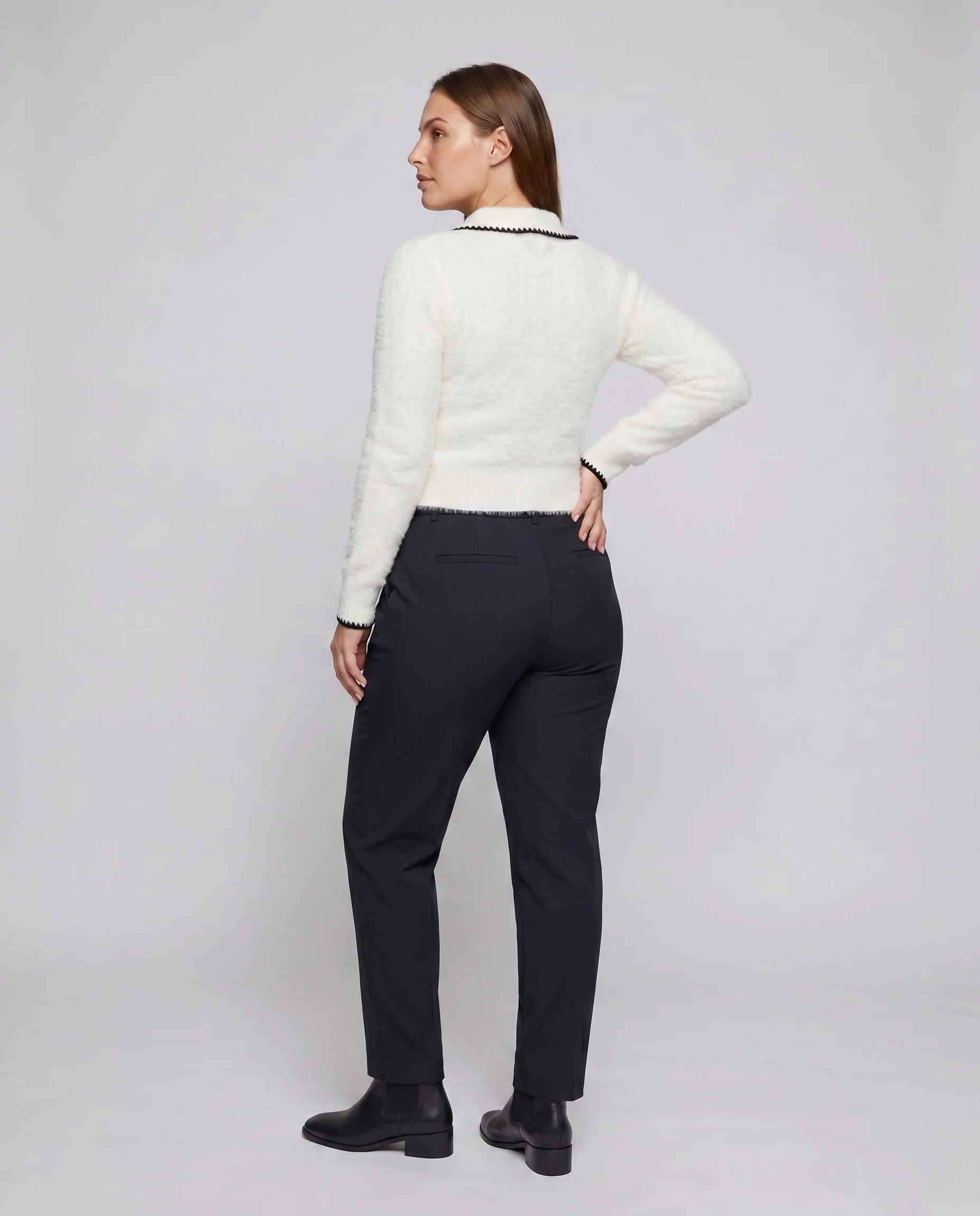 Damen nan flauschiger Bouclé-Strickpullover mit dekorativem Zierkragen, Schlüsselloch und leicht verkürzter Silhouette - Image 4
