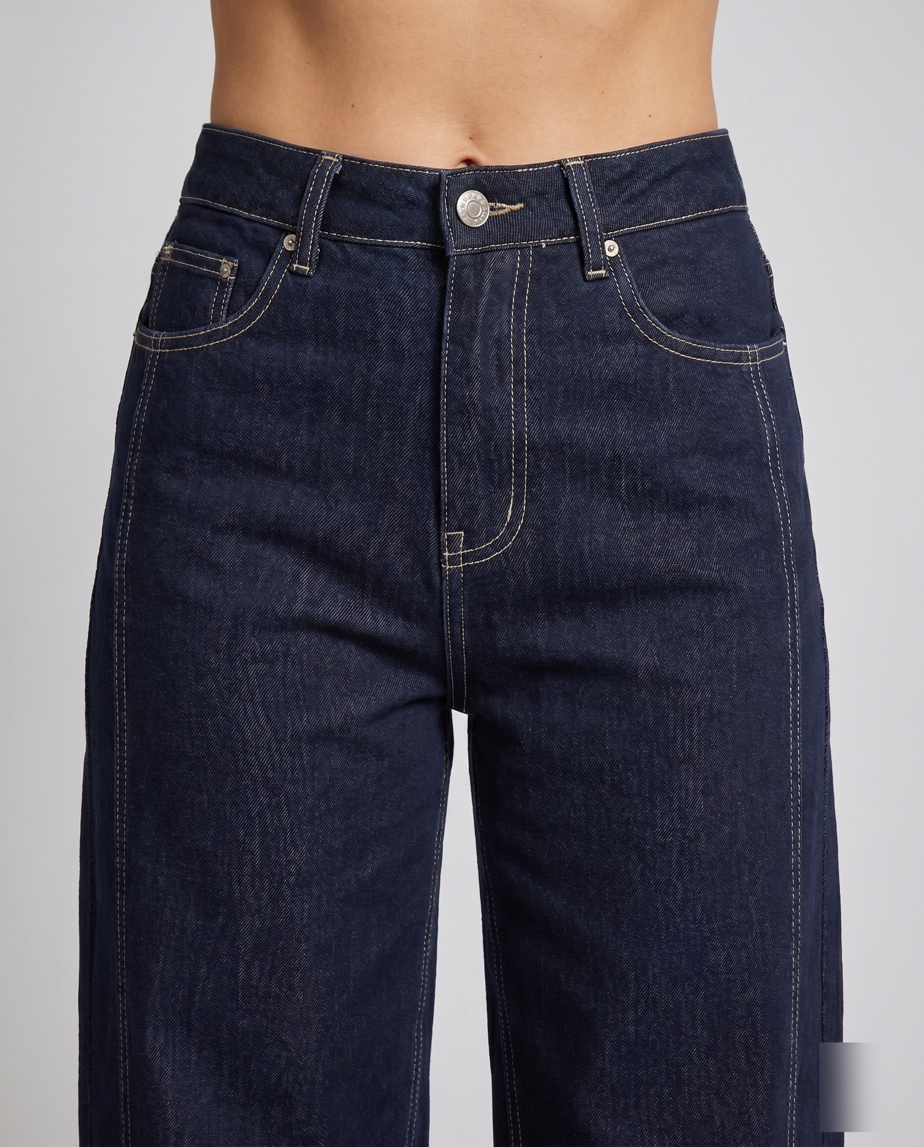Damen nan hochgeschnittene weite Denimhose mit markanten Kontrastnähten und durchgesteppten Teilungsnähten - Image 3