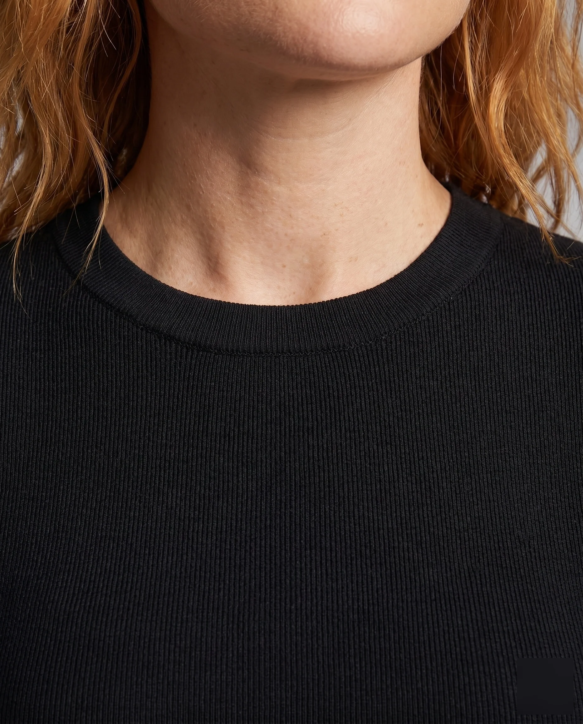 Damen nan körpernahes Feinstrick-Langarmshirt mit hohem Stehkragen und verlängerten Bündchen - Image 4