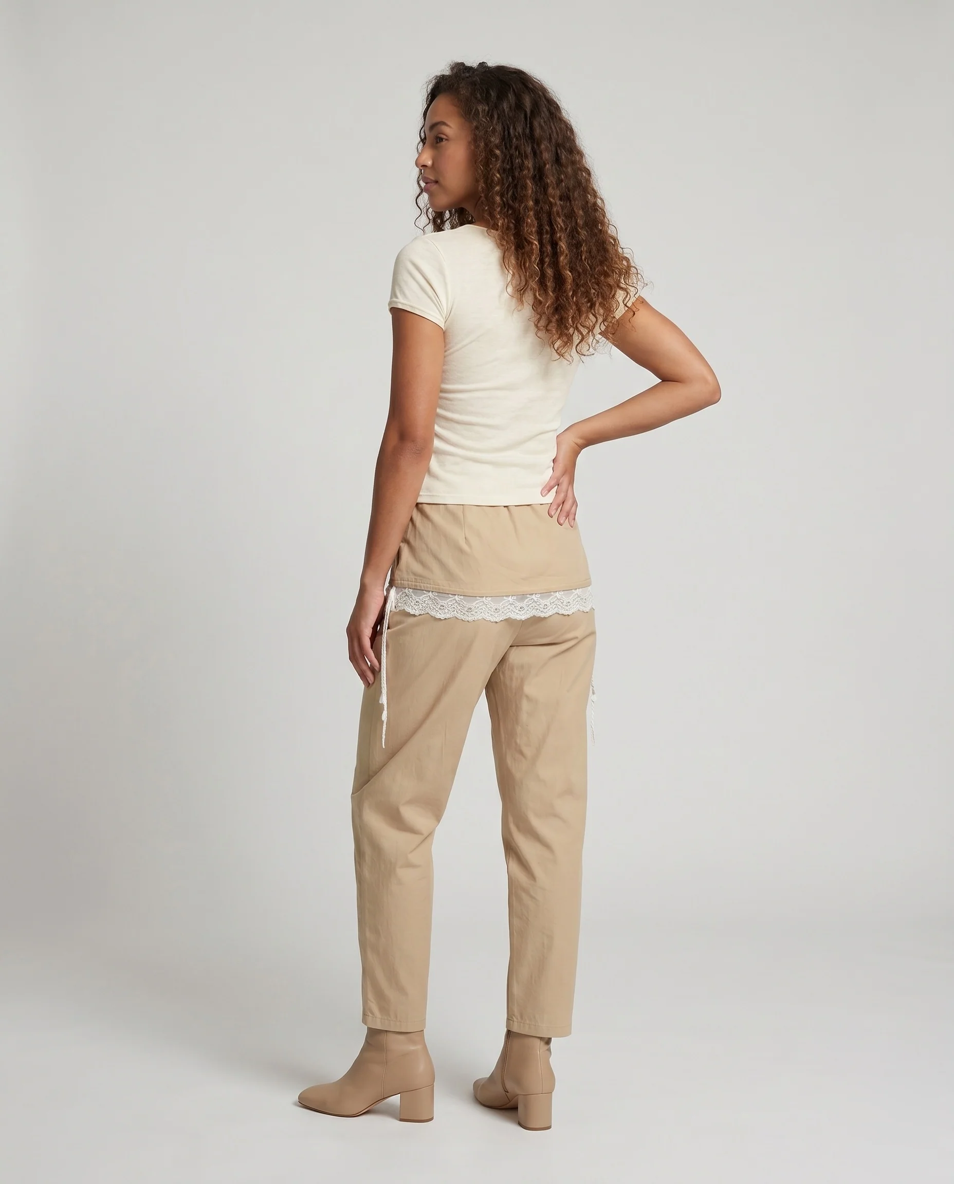 Damen nan Kurzarmshirt mit geschlitztem Rückenausschnitt, dekorativer Schleife und voluminösem Haargummi - Image 4