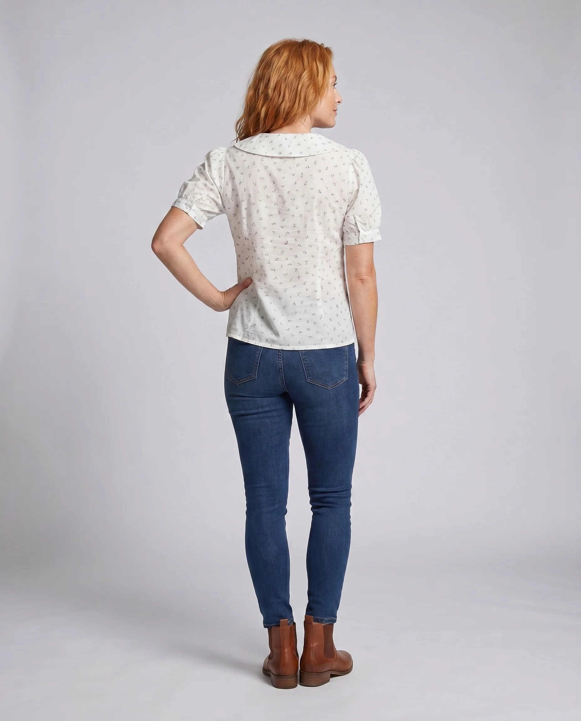 Damen nan Kurzbluse mit Peter-Pan-Kragen, Puffärmeln und kleinem Blumenmuster - Image 4