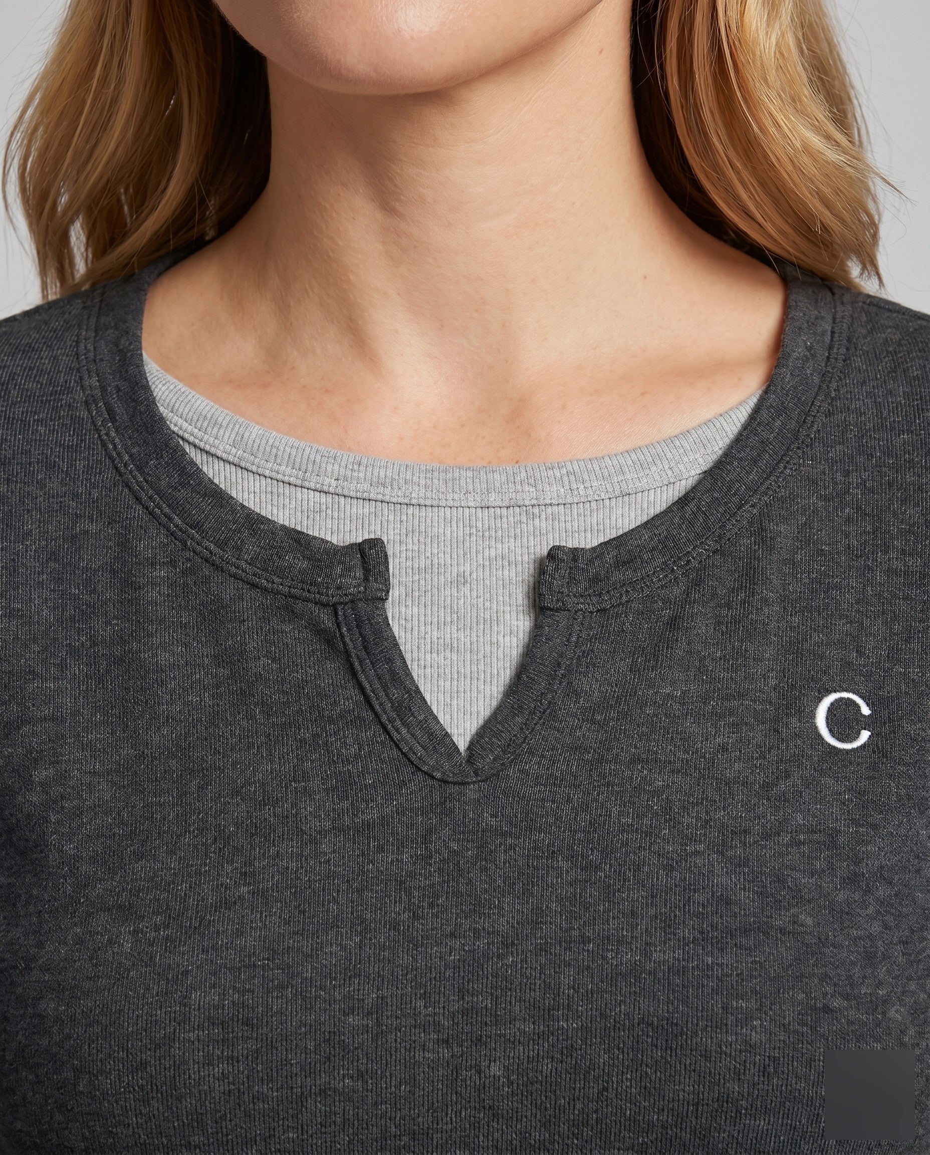 Damen nan langärmeliges Feinstrickshirt mit Notch-Ausschnitt, integriertem Lagen-Einsatz und dezenter Logostickerei - Image 3