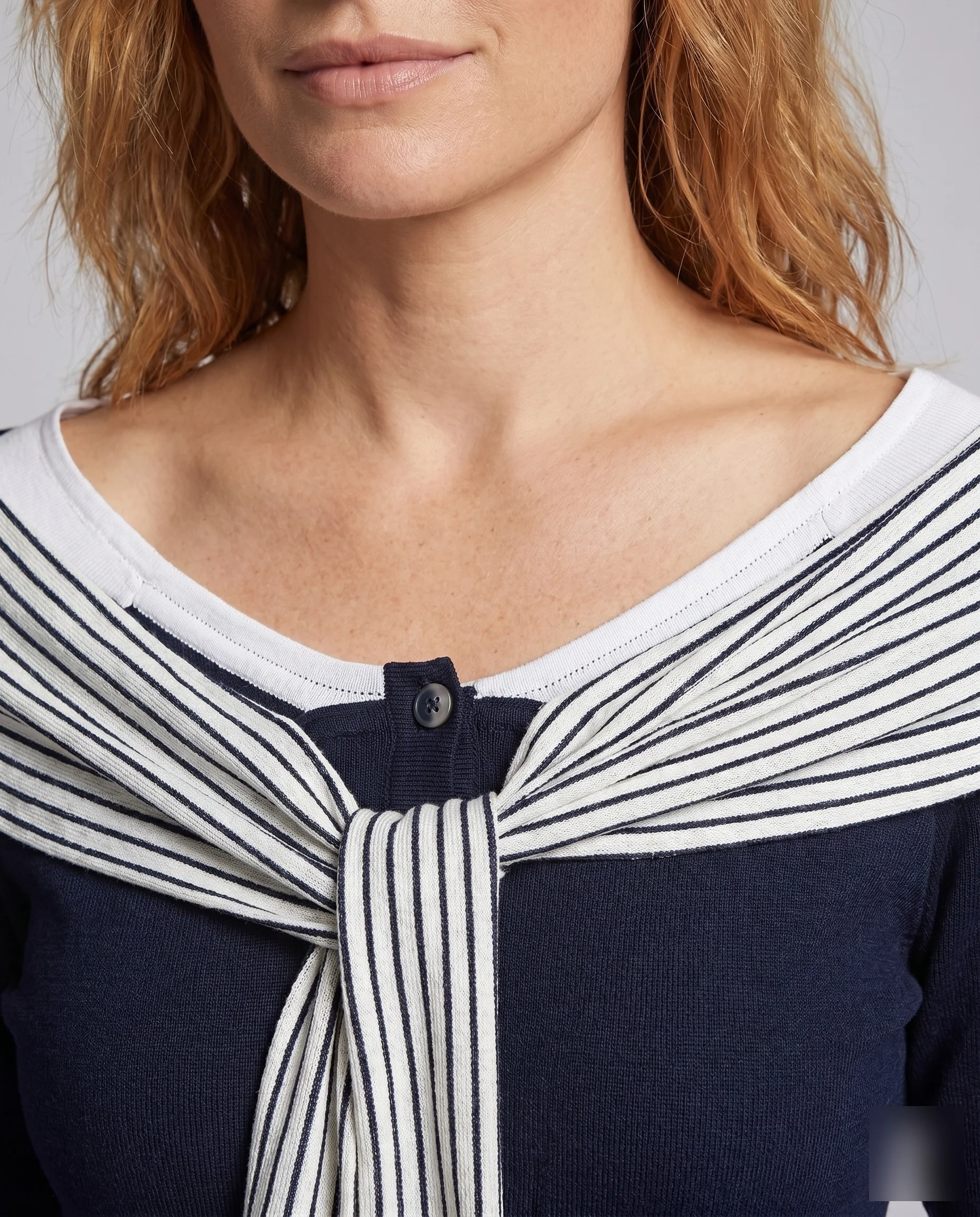 Damen nan maritim inspiriertes Langarmshirt mit angenähtem Streifenschal und Knoten-Detail - Image 3