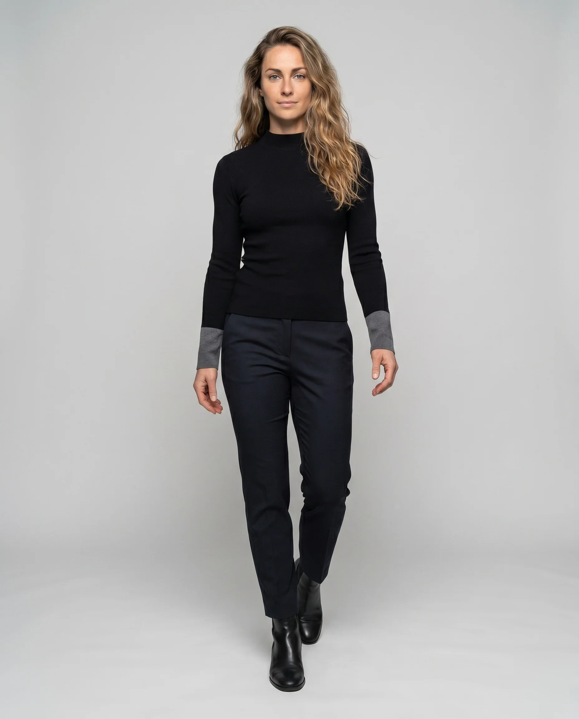 Damen nan minimalistischer Feinstrickpullover mit kurzem Stehkragen, verlängerten Ärmeln und Kontrastabschlüssen