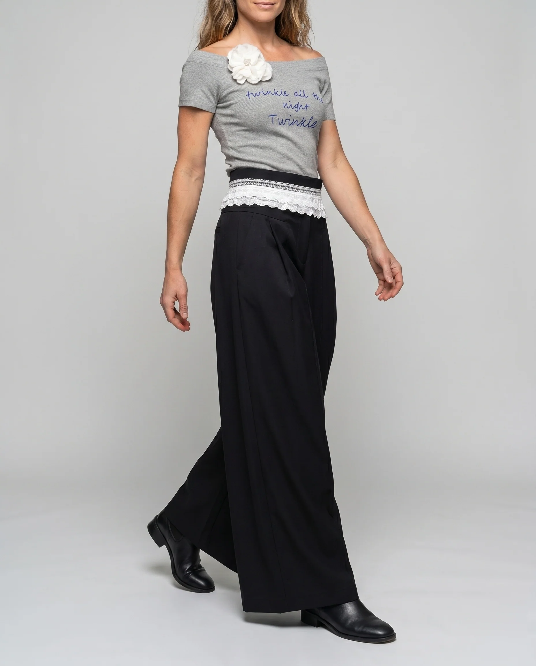 Damen nan Off-Shoulder Feinstricktop mit handschriftlichem Schriftzug und angenähtem Spitzenbund - Image 2