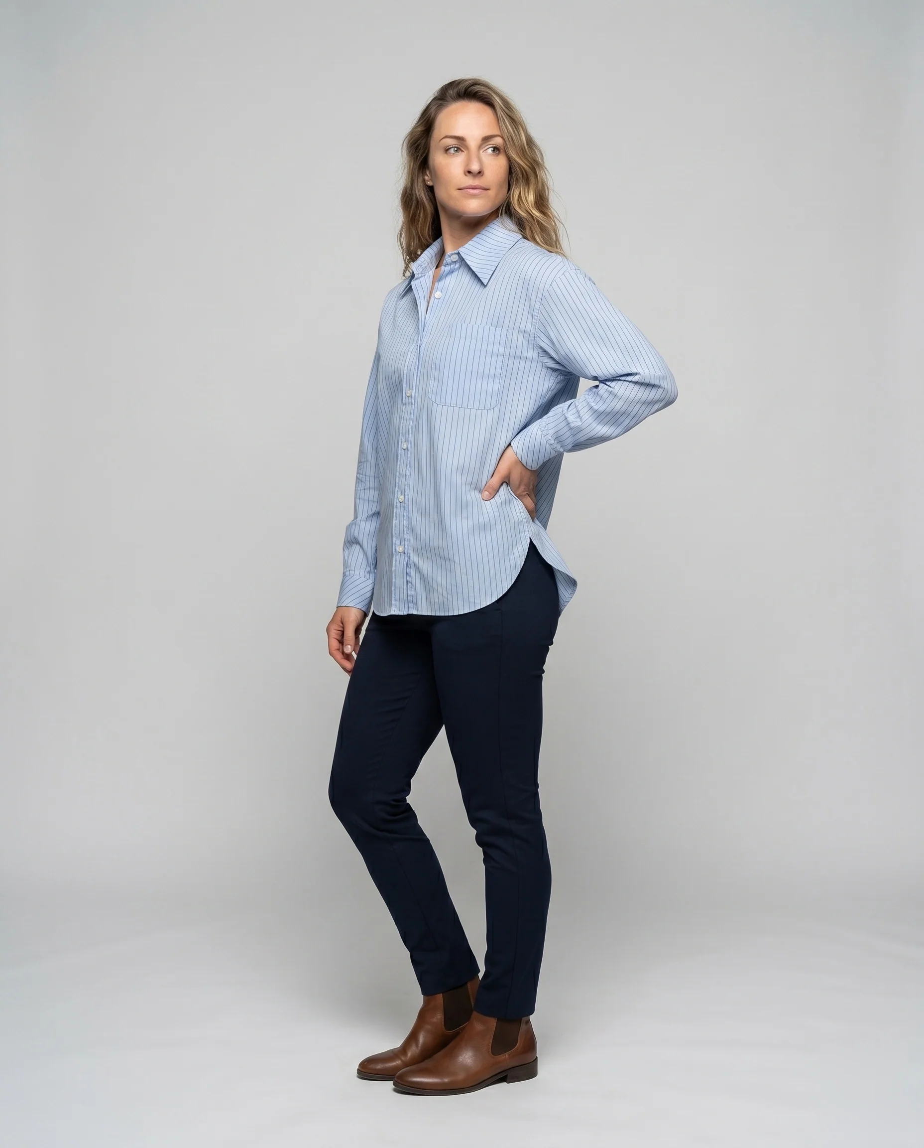 Damen nan oversized Hemdbluse mit feinem Streifenmuster, kastiger Silhouette, Brusttasche und abgerundetem Saum