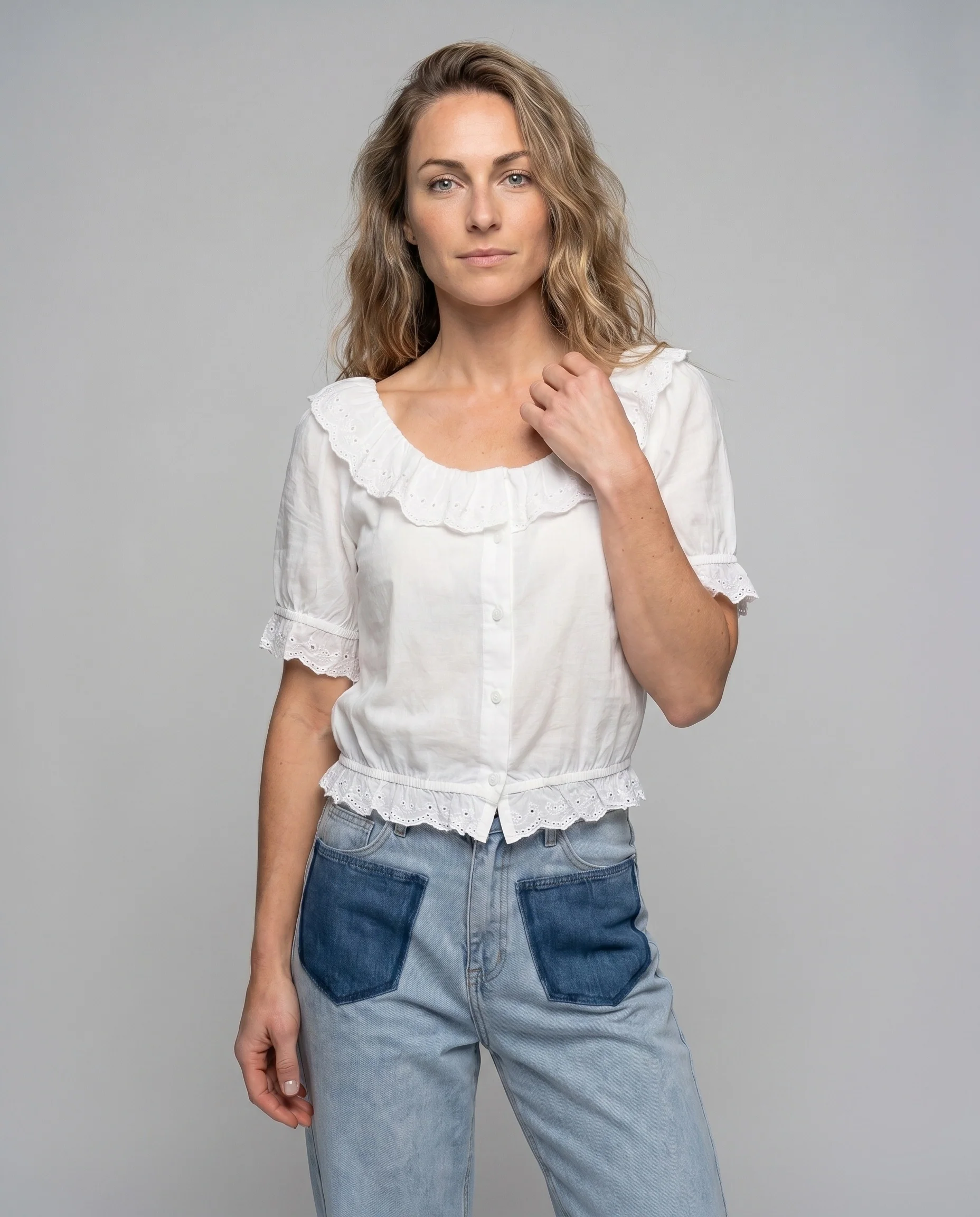 Damen nan romantische Lochstickerei-Bluse mit Rüschenkragen, Knopfverschluss und gerafftem Saum - Image 2