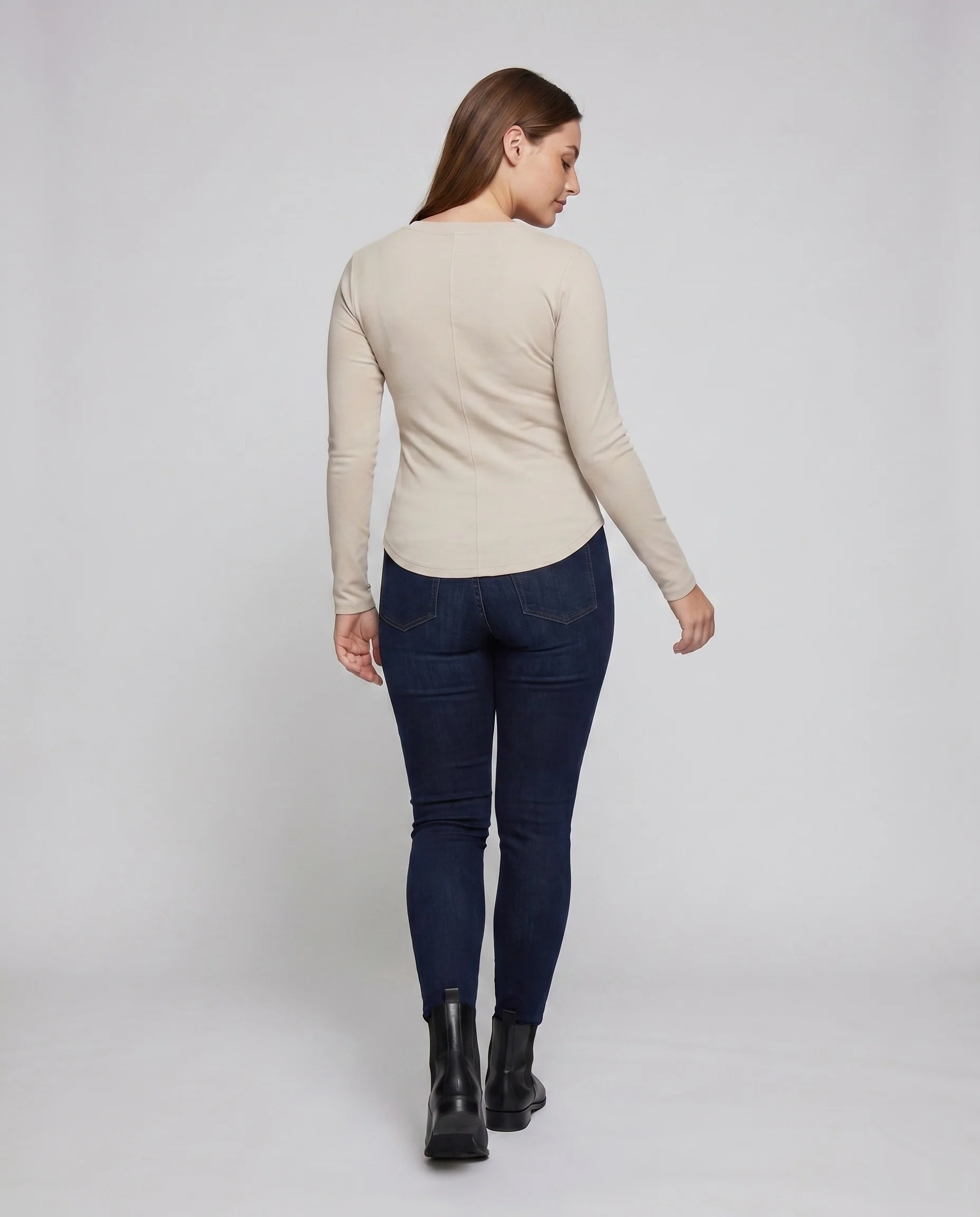 Damen nan schmal geschnittenes V-Ausschnitt Langarmshirt aus Micromodal mit flachen Nähten und Raglanärmeln - Image 4
