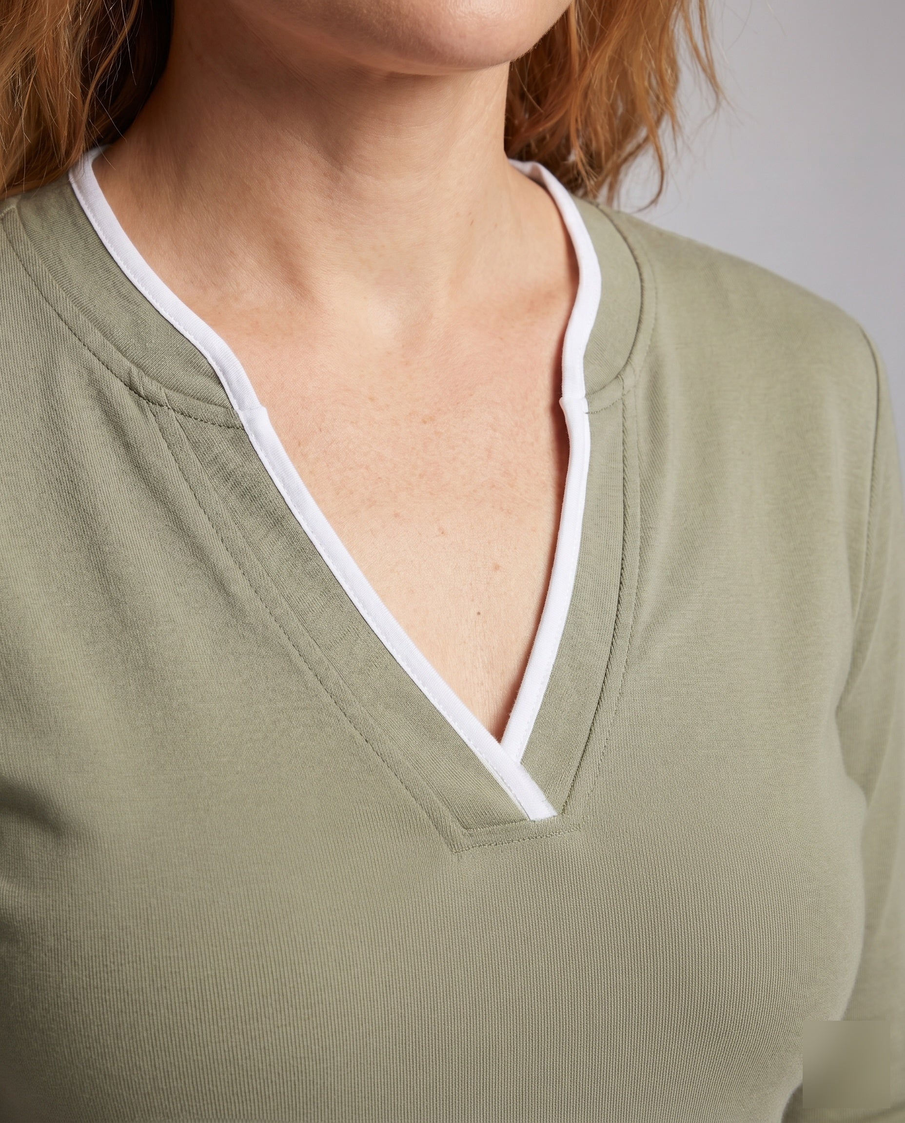 Damen nan schmal geschnittenes zweilagiges Feinstrickshirt mit V-Notch-Ausschnitt und kontrastbündchen - Image 3